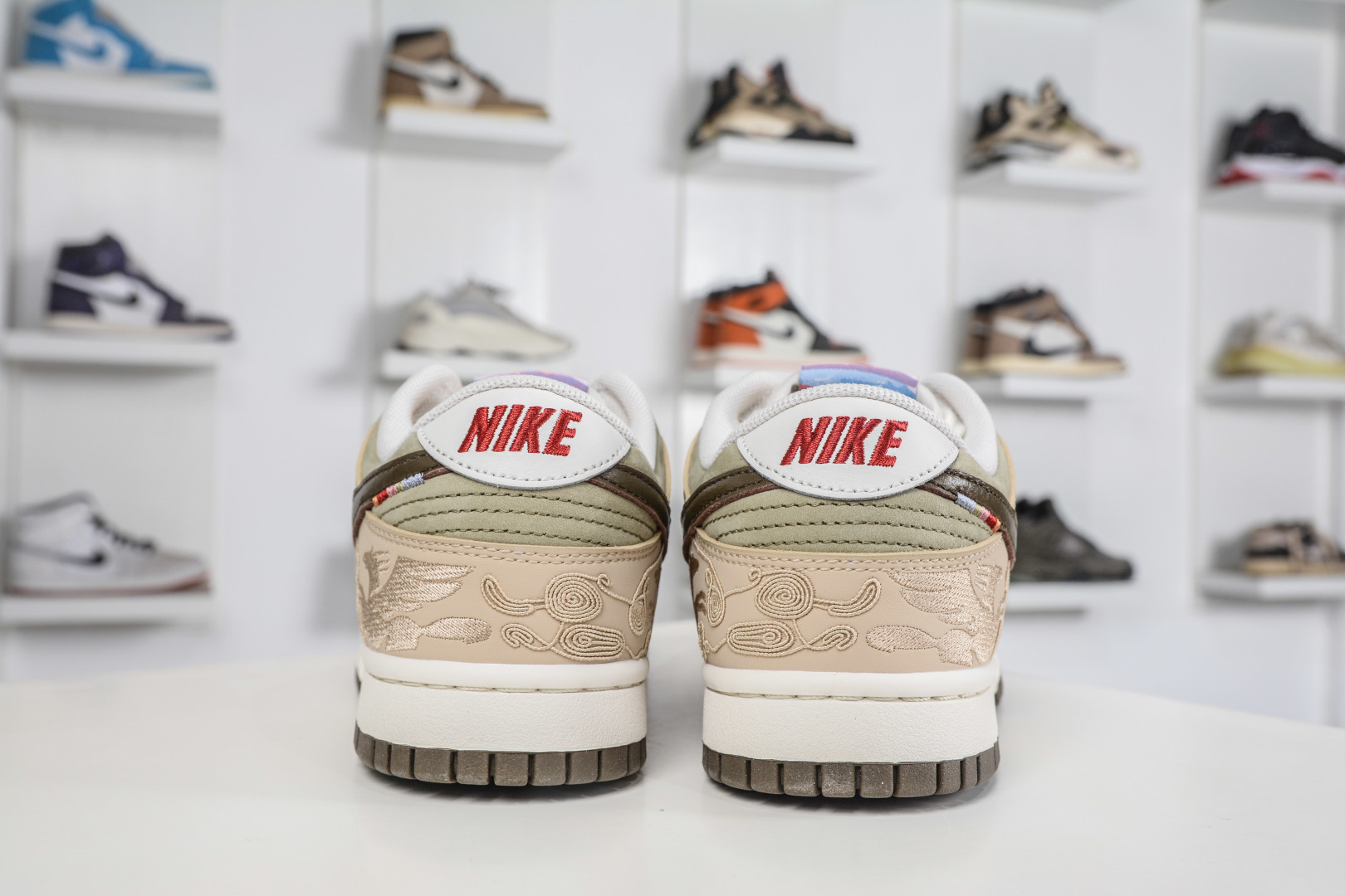 240 AY版NK SB Dunk Low Pro 马年限定 IQ1118-220-Chinese UA Cheap High Quatity Brand Clothes Bags handbags Sneakers wholesale wholesaler seller from China Factory suppliers Fashion Clothing Shoes best Quality Beautiful Price 240 AY版NK SB Dunk Low Pro 马年限定 IQ1118-220