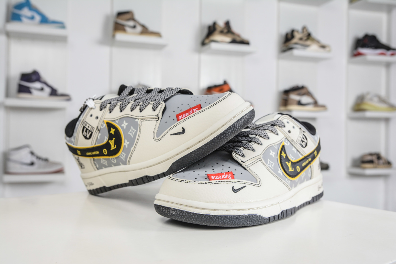 270 Nike SB Dunk Low x Louis Vuitton x Superme LVSUP联名-白灰黑金烫钩 DN3168-029-Chinese UA Cheap High Quatity Brand Clothes Bags handbags Sneakers wholesale wholesaler seller from China Factory suppliers Fashion Clothing Shoes best Quality Beautiful Price 270 Nike SB Dunk Low x Louis Vuitton x Superme LVSUP联名-白灰黑金烫钩 DN3168-029