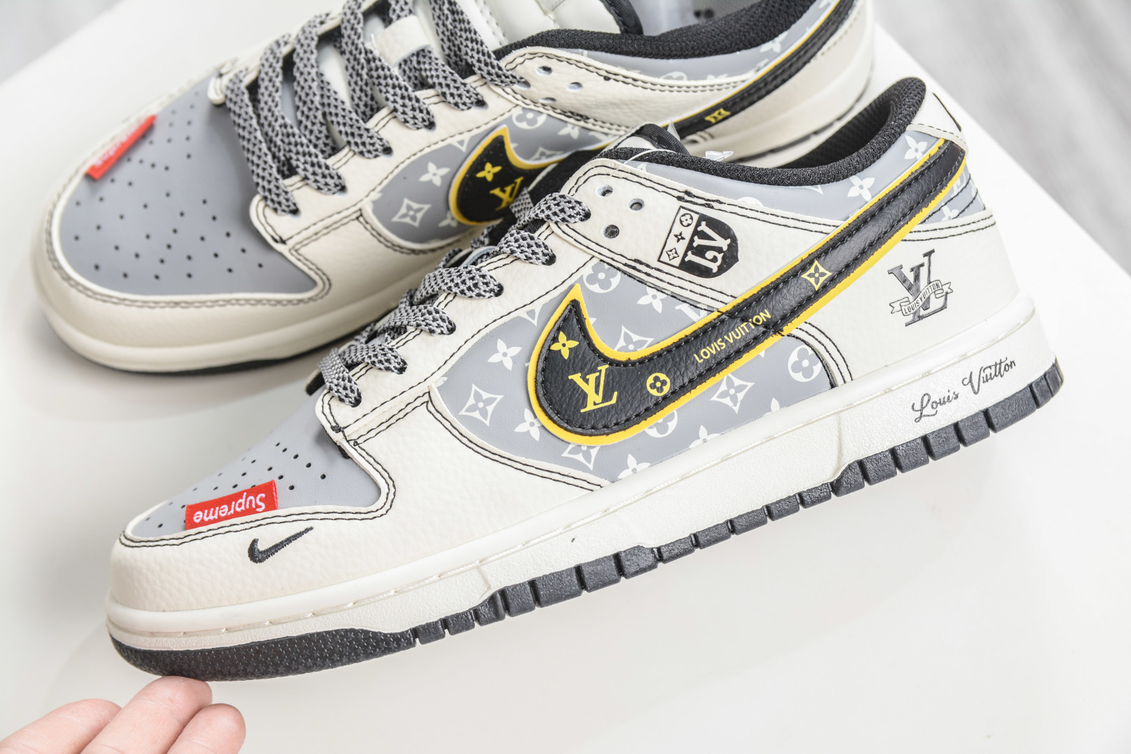 270 Nike SB Dunk Low x Louis Vuitton x Superme LVSUP联名-白灰黑金烫钩 DN3168-029-Chinese UA Cheap High Quatity Brand Clothes Bags handbags Sneakers wholesale wholesaler seller from China Factory suppliers Fashion Clothing Shoes best Quality Beautiful Price 270 Nike SB Dunk Low x Louis Vuitton x Superme LVSUP联名-白灰黑金烫钩 DN3168-029