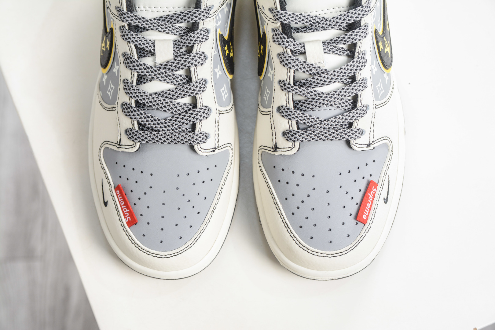 270 Nike SB Dunk Low x Louis Vuitton x Superme LVSUP联名-白灰黑金烫钩 DN3168-029-Chinese UA Cheap High Quatity Brand Clothes Bags handbags Sneakers wholesale wholesaler seller from China Factory suppliers Fashion Clothing Shoes best Quality Beautiful Price 270 Nike SB Dunk Low x Louis Vuitton x Superme LVSUP联名-白灰黑金烫钩 DN3168-029