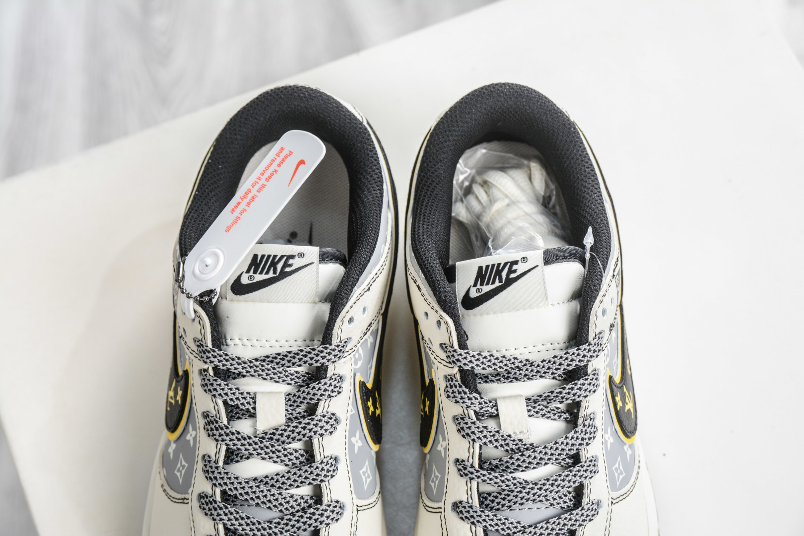 270 Nike SB Dunk Low x Louis Vuitton x Superme LVSUP联名-白灰黑金烫钩 DN3168-029-Chinese UA Cheap High Quatity Brand Clothes Bags handbags Sneakers wholesale wholesaler seller from China Factory suppliers Fashion Clothing Shoes best Quality Beautiful Price 270 Nike SB Dunk Low x Louis Vuitton x Superme LVSUP联名-白灰黑金烫钩 DN3168-029