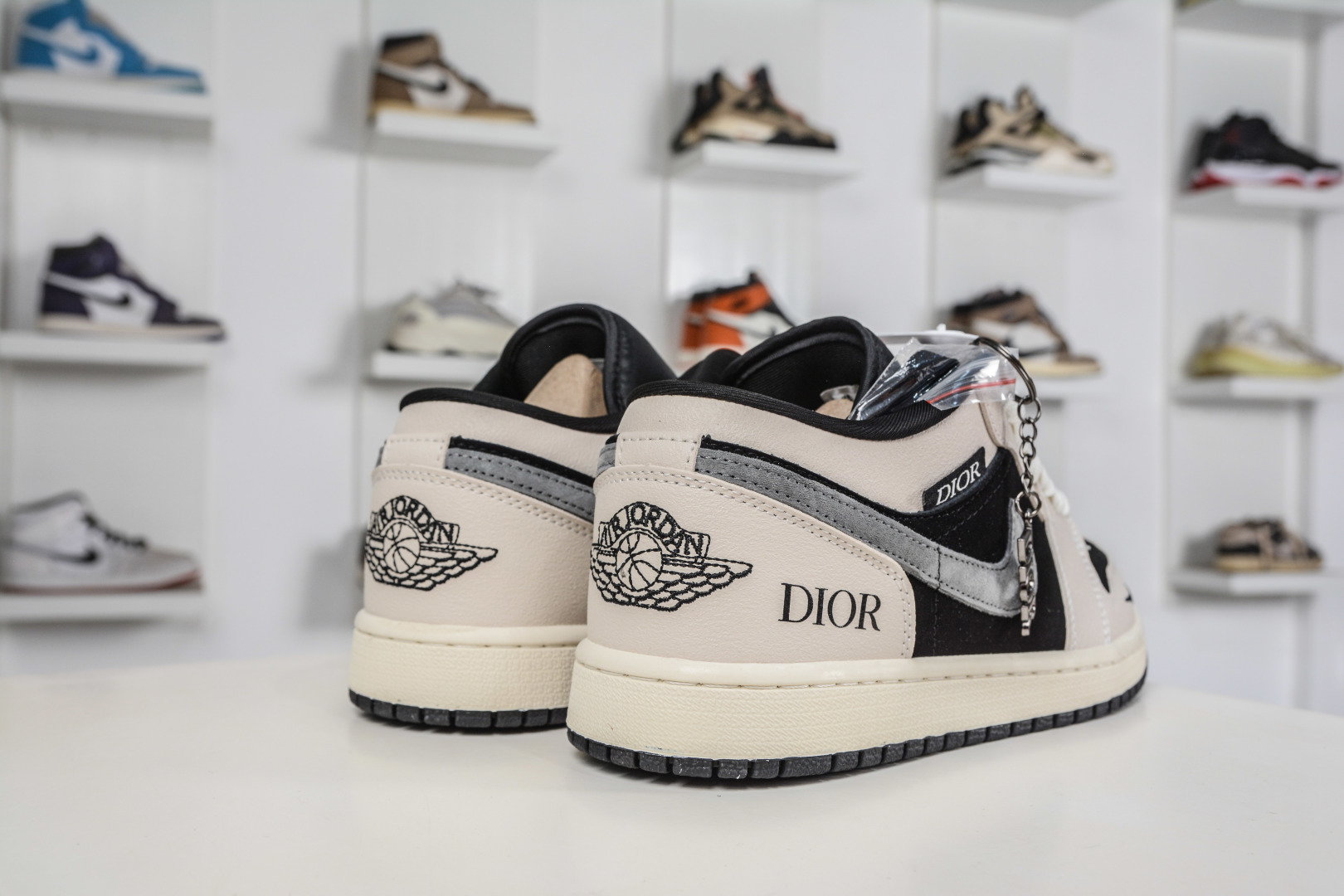 270 Dior x Air Jordan 1 Low 迪奥联名-米黑灰钩 LD8888-012-Chinese UA Cheap High Quatity Brand Clothes Bags handbags Sneakers wholesale wholesaler seller from China Factory suppliers Fashion Clothing Shoes best Quality Beautiful Price 270 Dior x Air Jordan 1 Low 迪奥联名-米黑灰钩 LD8888-012