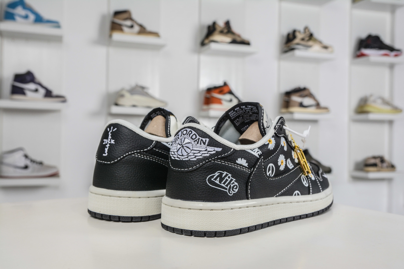 270 TS x Air Jordan x Peaceminusone AJ1 Low 倒钩低帮联名小雏菊-黑白雏菊印花 DZ2688-011-Chinese UA Cheap High Quatity Brand Clothes Bags handbags Sneakers wholesale wholesaler seller from China Factory suppliers Fashion Clothing Shoes best Quality Beautiful Price 270 TS x Air Jordan x Peaceminusone AJ1 Low 倒钩低帮联名小雏菊-黑白雏菊印花 DZ2688-011