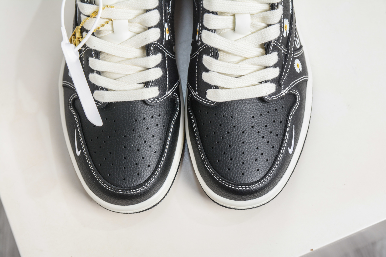 270 TS x Air Jordan x Peaceminusone AJ1 Low 倒钩低帮联名小雏菊-黑白雏菊印花 DZ2688-011-Chinese UA Cheap High Quatity Brand Clothes Bags handbags Sneakers wholesale wholesaler seller from China Factory suppliers Fashion Clothing Shoes best Quality Beautiful Price 270 TS x Air Jordan x Peaceminusone AJ1 Low 倒钩低帮联名小雏菊-黑白雏菊印花 DZ2688-011
