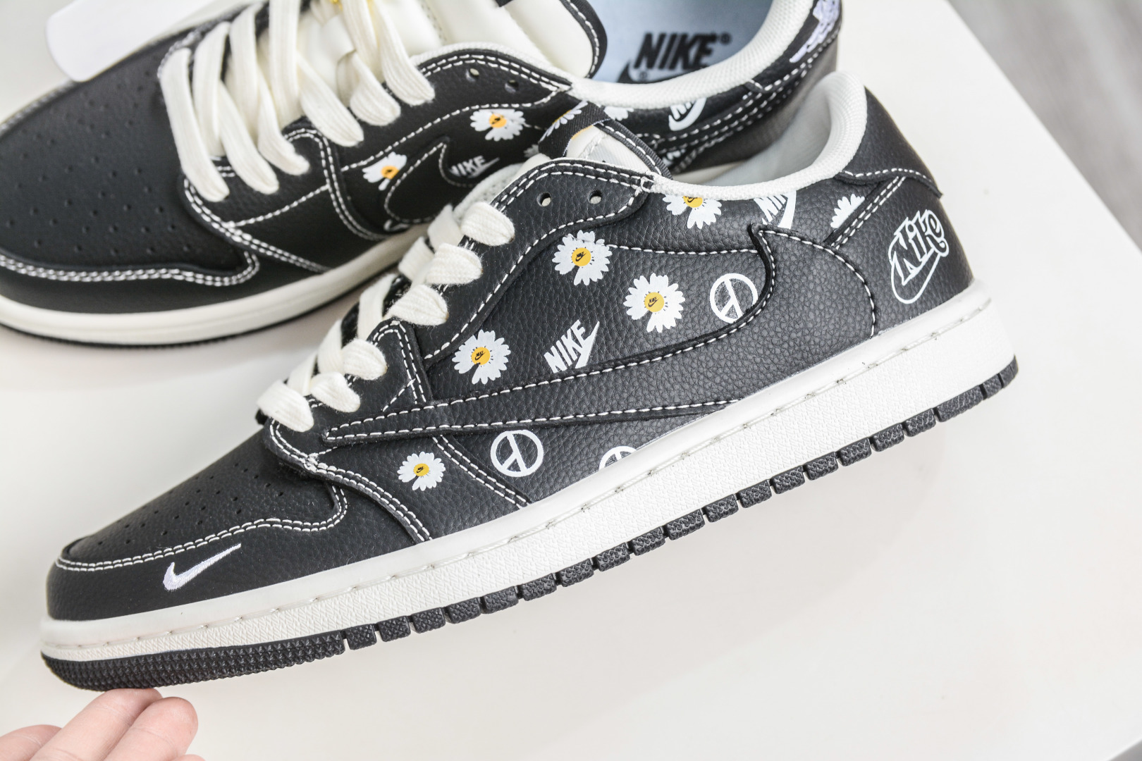 270 TS x Air Jordan x Peaceminusone AJ1 Low 倒钩低帮联名小雏菊-黑白雏菊印花 DZ2688-011-Chinese UA Cheap High Quatity Brand Clothes Bags handbags Sneakers wholesale wholesaler seller from China Factory suppliers Fashion Clothing Shoes best Quality Beautiful Price 270 TS x Air Jordan x Peaceminusone AJ1 Low 倒钩低帮联名小雏菊-黑白雏菊印花 DZ2688-011