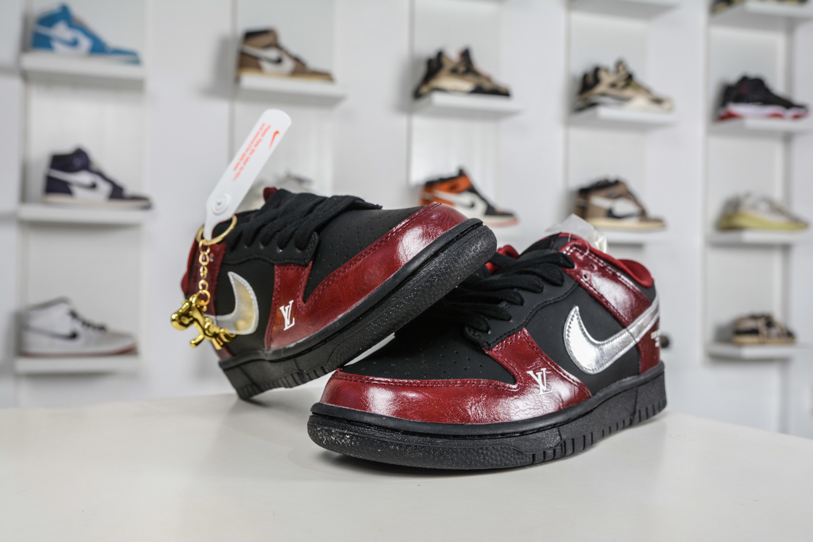 Nike SB Dunk Low x Louis Vuitton LV马年限定联名-黑红银 SG6688-007 Nike SB Dunk Low x Louis Vuitton LV马年限定联名-黑红银 SG6688-007