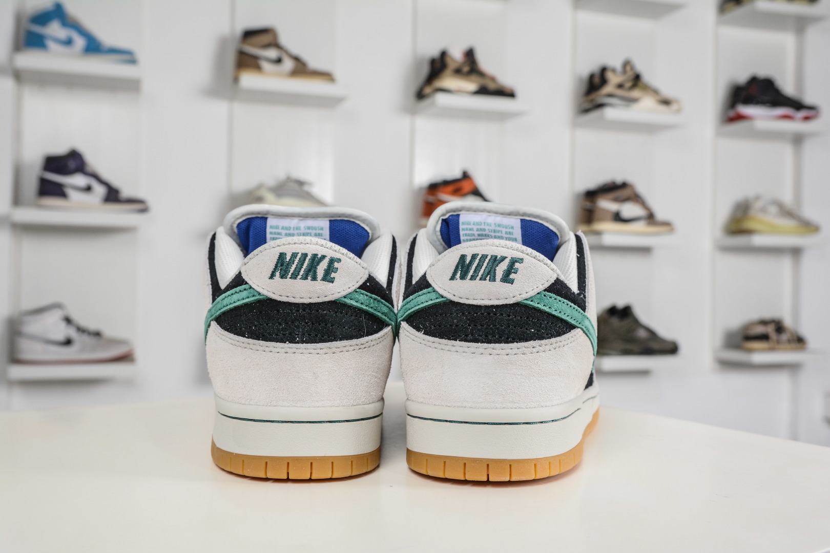 250 Nike Dunk SB 墨影疾风 黑米绿 当经典Dunk Low的白色画布铺开 HF3704-001-Chinese UA Cheap High Quatity Brand Clothes Bags handbags Sneakers wholesale wholesaler seller from China Factory suppliers Fashion Clothing Shoes best Quality Beautiful Price 250 Nike Dunk SB 墨影疾风 黑米绿 当经典Dunk Low的白色画布铺开 HF3704-001