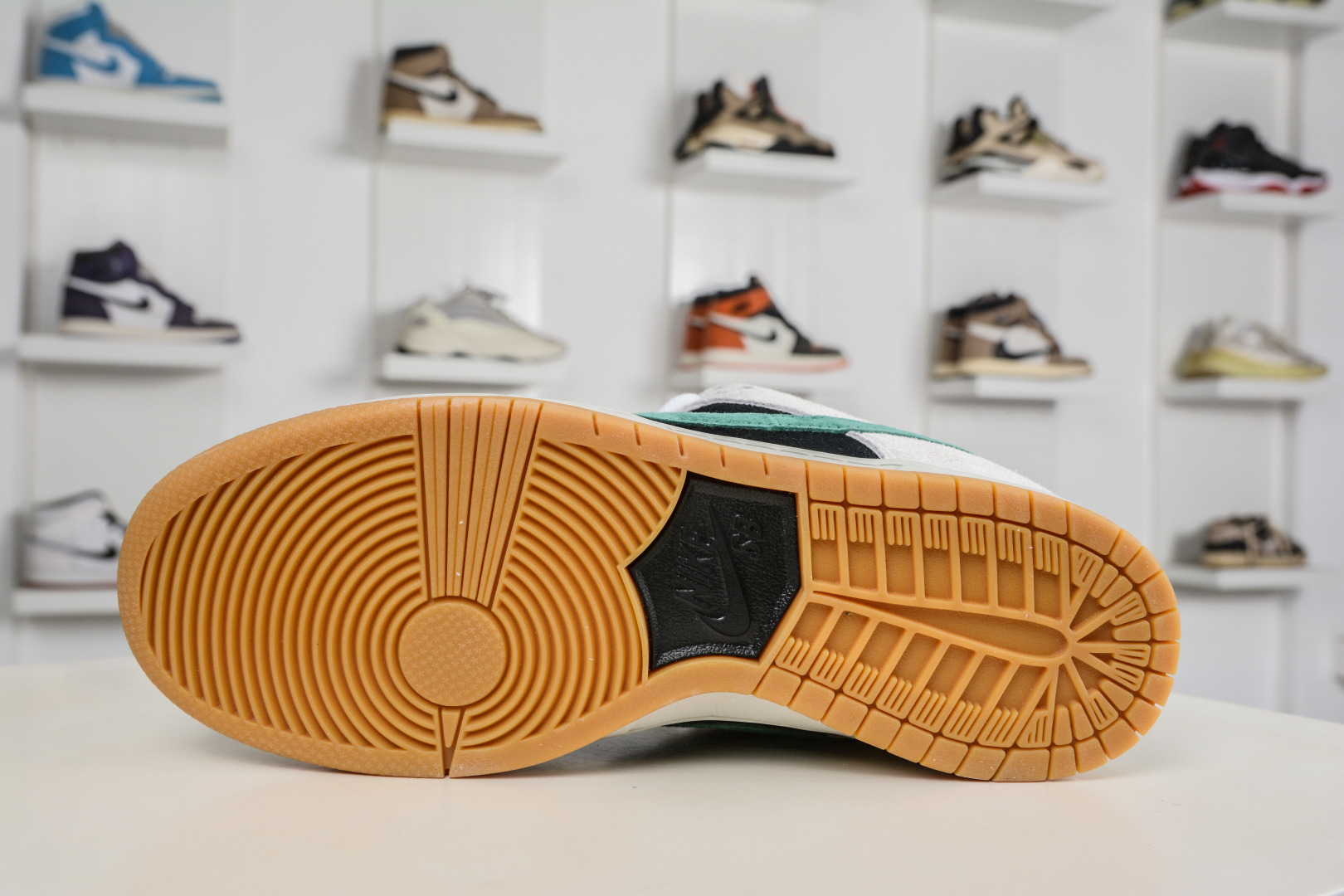 250 Nike Dunk SB 墨影疾风 黑米绿 当经典Dunk Low的白色画布铺开 HF3704-001-Chinese UA Cheap High Quatity Brand Clothes Bags handbags Sneakers wholesale wholesaler seller from China Factory suppliers Fashion Clothing Shoes best Quality Beautiful Price 250 Nike Dunk SB 墨影疾风 黑米绿 当经典Dunk Low的白色画布铺开 HF3704-001