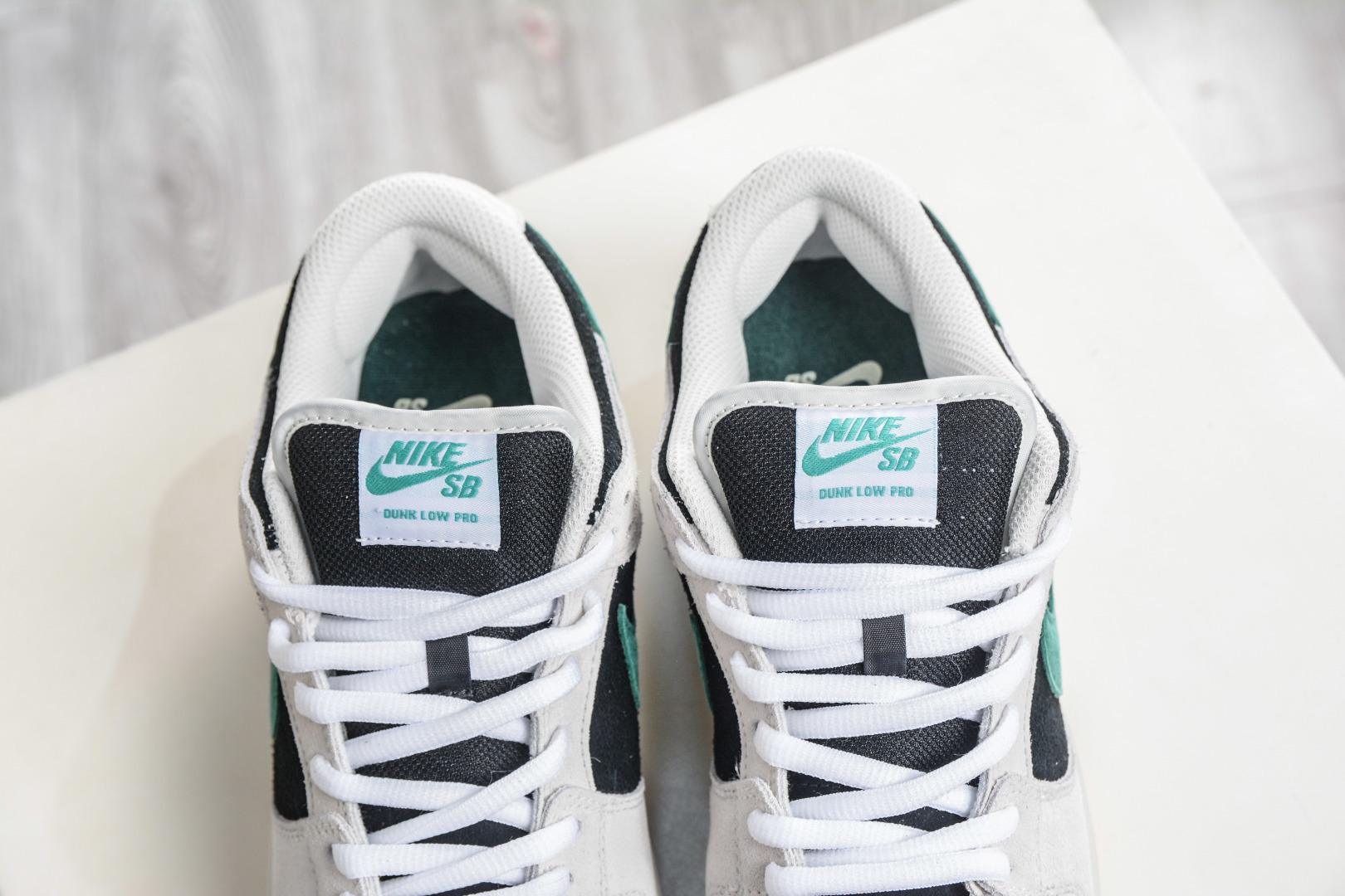 250 Nike Dunk SB 墨影疾风 黑米绿 当经典Dunk Low的白色画布铺开 HF3704-001-Chinese UA Cheap High Quatity Brand Clothes Bags handbags Sneakers wholesale wholesaler seller from China Factory suppliers Fashion Clothing Shoes best Quality Beautiful Price 250 Nike Dunk SB 墨影疾风 黑米绿 当经典Dunk Low的白色画布铺开 HF3704-001