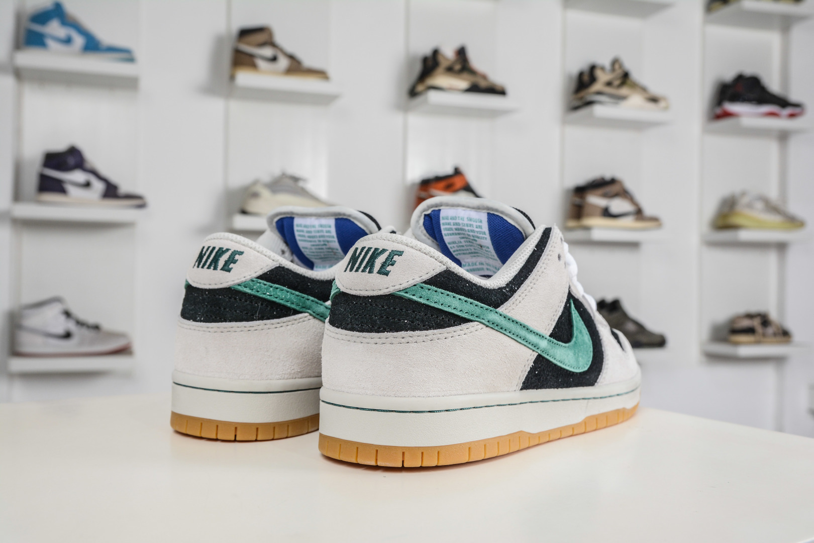 250 Nike Dunk SB 墨影疾风 黑米绿 当经典Dunk Low的白色画布铺开 HF3704-001-Chinese UA Cheap High Quatity Brand Clothes Bags handbags Sneakers wholesale wholesaler seller from China Factory suppliers Fashion Clothing Shoes best Quality Beautiful Price 250 Nike Dunk SB 墨影疾风 黑米绿 当经典Dunk Low的白色画布铺开 HF3704-001