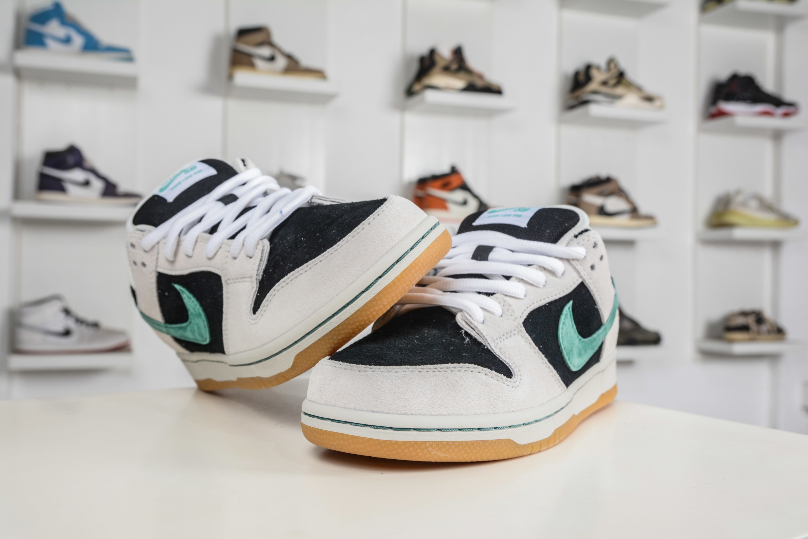250 Nike Dunk SB 墨影疾风 黑米绿 当经典Dunk Low的白色画布铺开 HF3704-001-Chinese UA Cheap High Quatity Brand Clothes Bags handbags Sneakers wholesale wholesaler seller from China Factory suppliers Fashion Clothing Shoes best Quality Beautiful Price 250 Nike Dunk SB 墨影疾风 黑米绿 当经典Dunk Low的白色画布铺开 HF3704-001