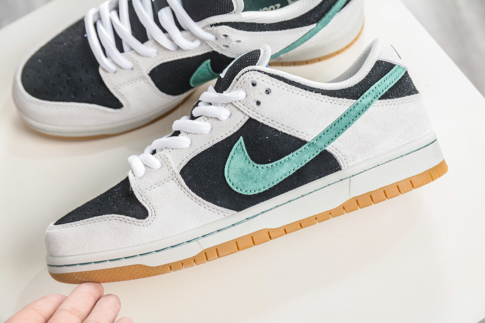 250 Nike Dunk SB 墨影疾风 黑米绿 当经典Dunk Low的白色画布铺开 HF3704-001-Chinese UA Cheap High Quatity Brand Clothes Bags handbags Sneakers wholesale wholesaler seller from China Factory suppliers Fashion Clothing Shoes best Quality Beautiful Price 250 Nike Dunk SB 墨影疾风 黑米绿 当经典Dunk Low的白色画布铺开 HF3704-001