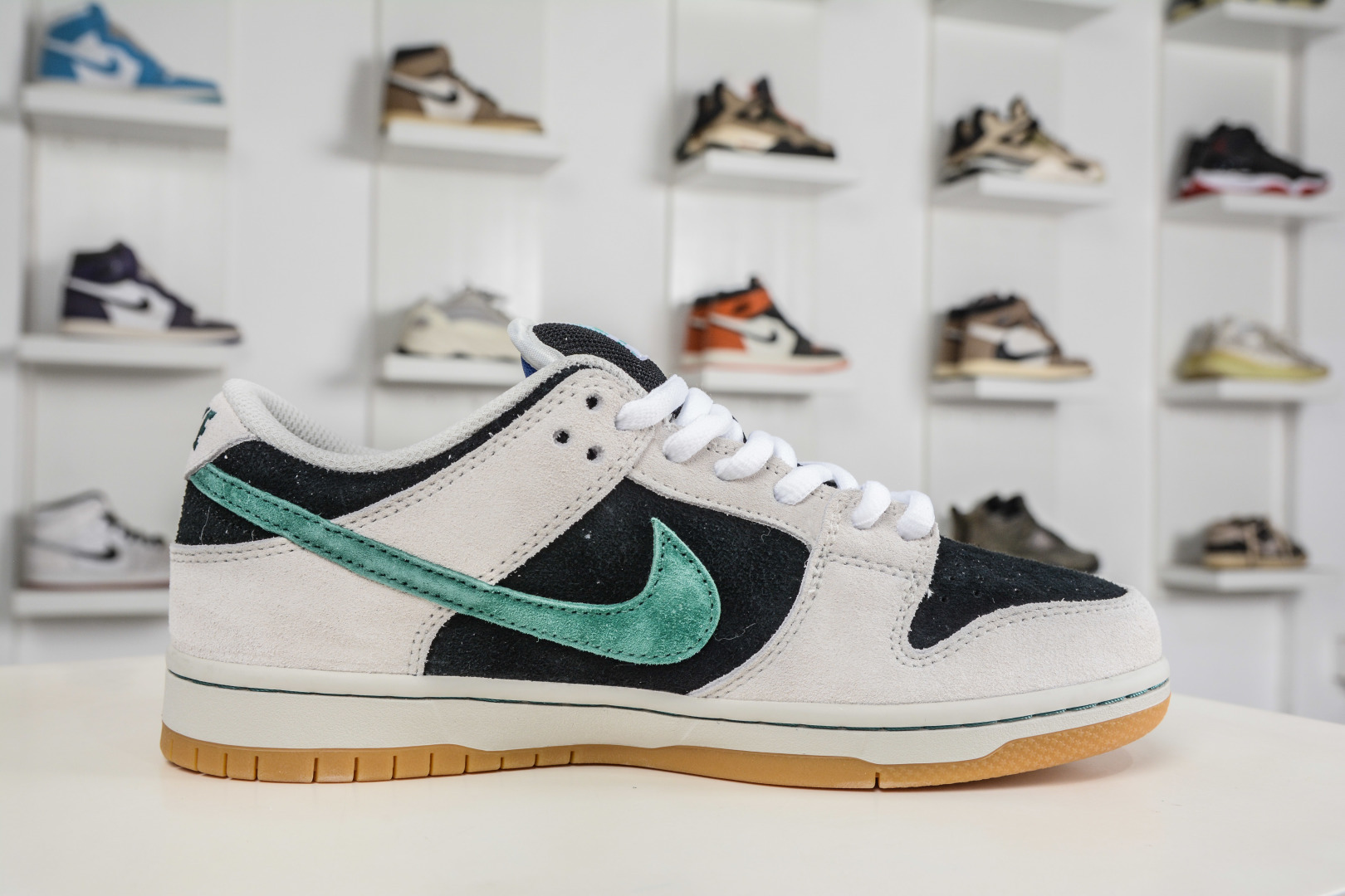 250 Nike Dunk SB 墨影疾风 黑米绿 当经典Dunk Low的白色画布铺开 HF3704-001-Chinese UA Cheap High Quatity Brand Clothes Bags handbags Sneakers wholesale wholesaler seller from China Factory suppliers Fashion Clothing Shoes best Quality Beautiful Price 250 Nike Dunk SB 墨影疾风 黑米绿 当经典Dunk Low的白色画布铺开 HF3704-001