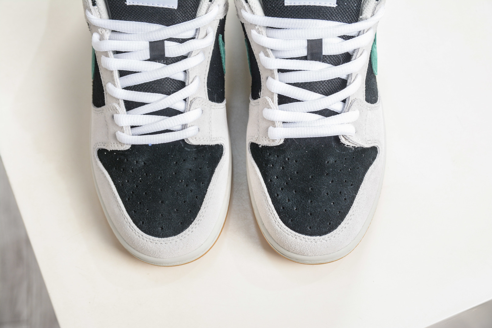 250 Nike Dunk SB 墨影疾风 黑米绿 当经典Dunk Low的白色画布铺开 HF3704-001-Chinese UA Cheap High Quatity Brand Clothes Bags handbags Sneakers wholesale wholesaler seller from China Factory suppliers Fashion Clothing Shoes best Quality Beautiful Price 250 Nike Dunk SB 墨影疾风 黑米绿 当经典Dunk Low的白色画布铺开 HF3704-001