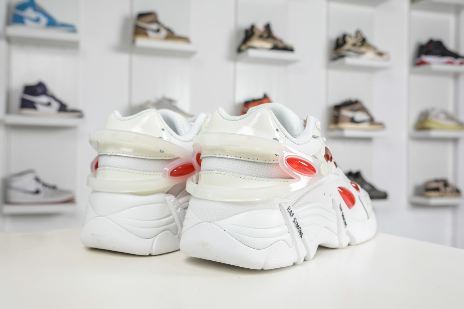 RAF SIMONS Cylon-21 ”水泡” 先锋潮流 复古低帮休闲鞋 圆头系带 低帮休闲鞋采用光滑皮革 HR740011L-3445 RAF SIMONS Cylon-21 ”水泡” 先锋潮流 复古低帮休闲鞋 圆头系带 低帮休闲鞋采用光滑皮革 HR740011L-3445