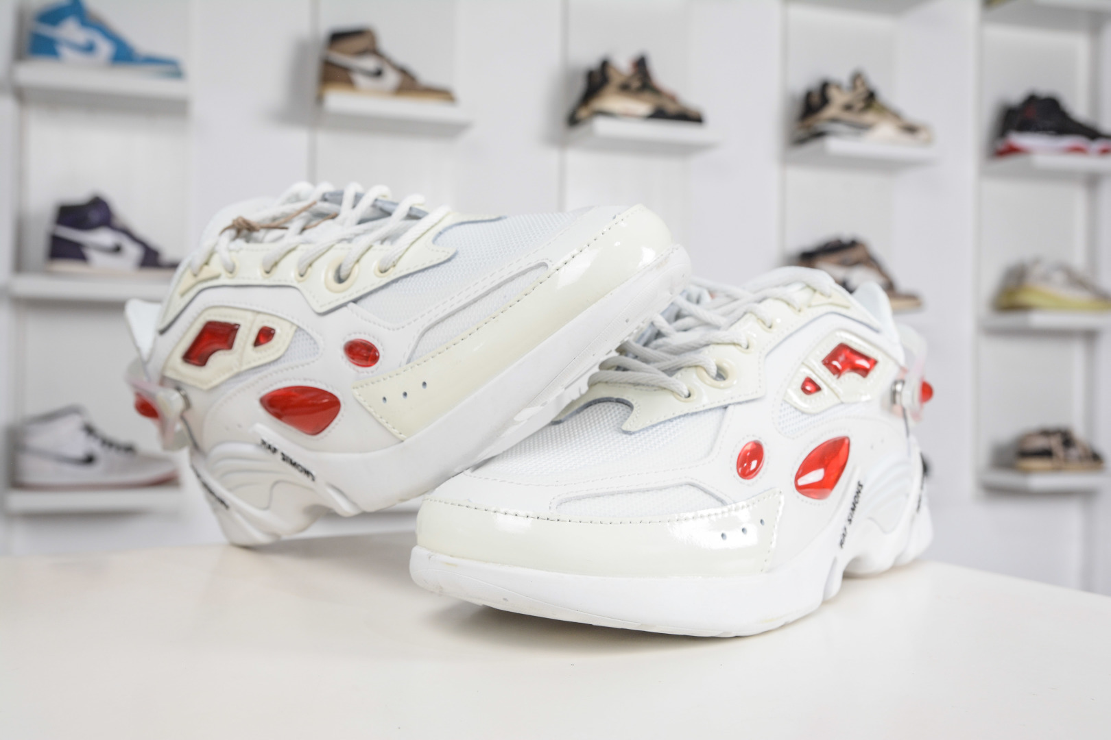 RAF SIMONS Cylon-21 ”水泡” 先锋潮流 复古低帮休闲鞋 圆头系带 低帮休闲鞋采用光滑皮革 HR740011L-3445 RAF SIMONS Cylon-21 ”水泡” 先锋潮流 复古低帮休闲鞋 圆头系带 低帮休闲鞋采用光滑皮革 HR740011L-3445