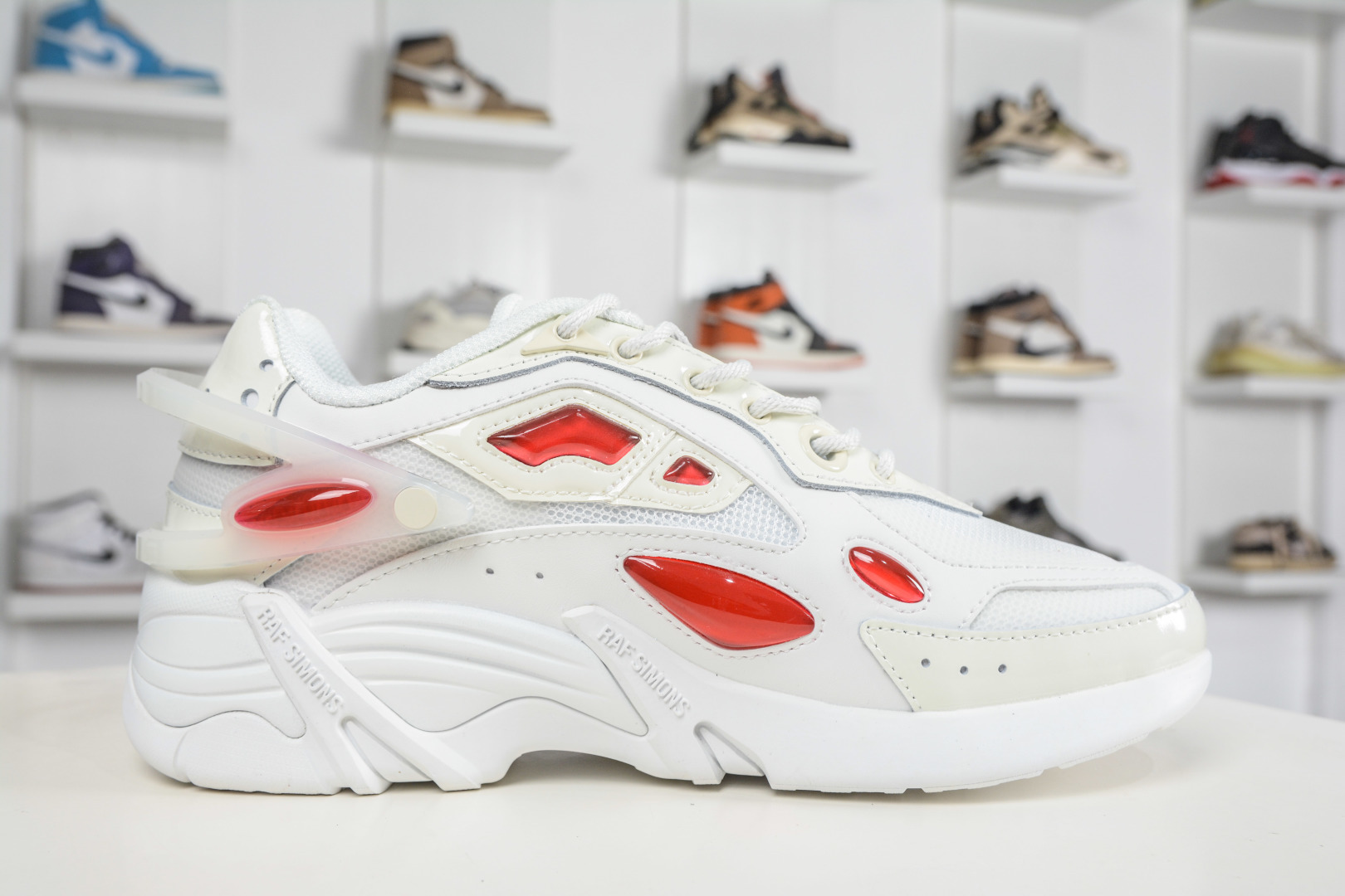 RAF SIMONS Cylon-21 ”水泡” 先锋潮流 复古低帮休闲鞋 圆头系带 低帮休闲鞋采用光滑皮革 HR740011L-3445 RAF SIMONS Cylon-21 ”水泡” 先锋潮流 复古低帮休闲鞋 圆头系带 低帮休闲鞋采用光滑皮革 HR740011L-3445