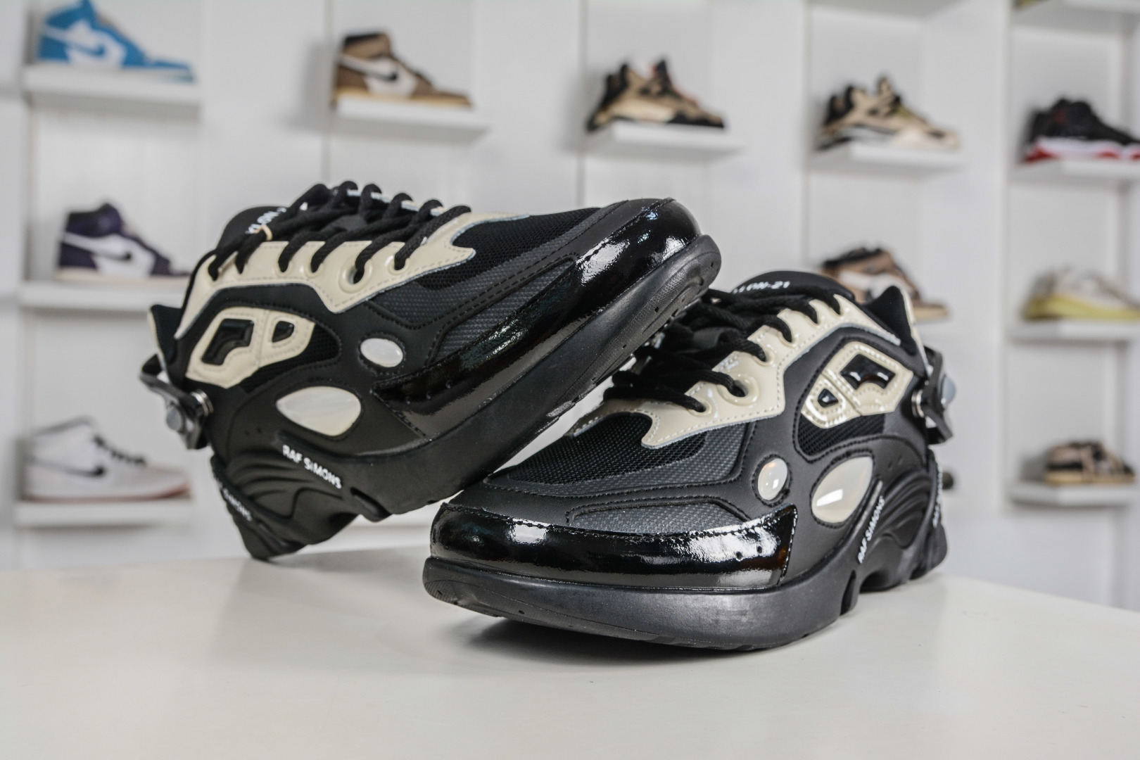 260 RAF SIMONS Cylon-21 ”水泡” 先锋潮流 复古低帮休闲鞋 圆头系带 低帮休闲鞋采用光滑皮革 HR740010L-330-Chinese UA Cheap High Quatity Brand Clothes Bags handbags Sneakers wholesale wholesaler seller from China Factory suppliers Fashion Clothing Shoes best Quality Beautiful Price 260 RAF SIMONS Cylon-21 ”水泡” 先锋潮流 复古低帮休闲鞋 圆头系带 低帮休闲鞋采用光滑皮革 HR740010L-330