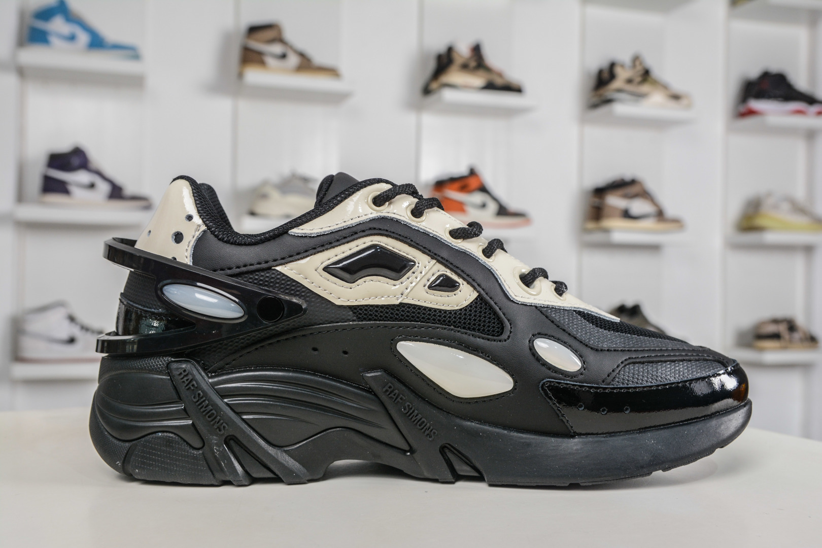 260 RAF SIMONS Cylon-21 ”水泡” 先锋潮流 复古低帮休闲鞋 圆头系带 低帮休闲鞋采用光滑皮革 HR740010L-330-Chinese UA Cheap High Quatity Brand Clothes Bags handbags Sneakers wholesale wholesaler seller from China Factory suppliers Fashion Clothing Shoes best Quality Beautiful Price 260 RAF SIMONS Cylon-21 ”水泡” 先锋潮流 复古低帮休闲鞋 圆头系带 低帮休闲鞋采用光滑皮革 HR740010L-330