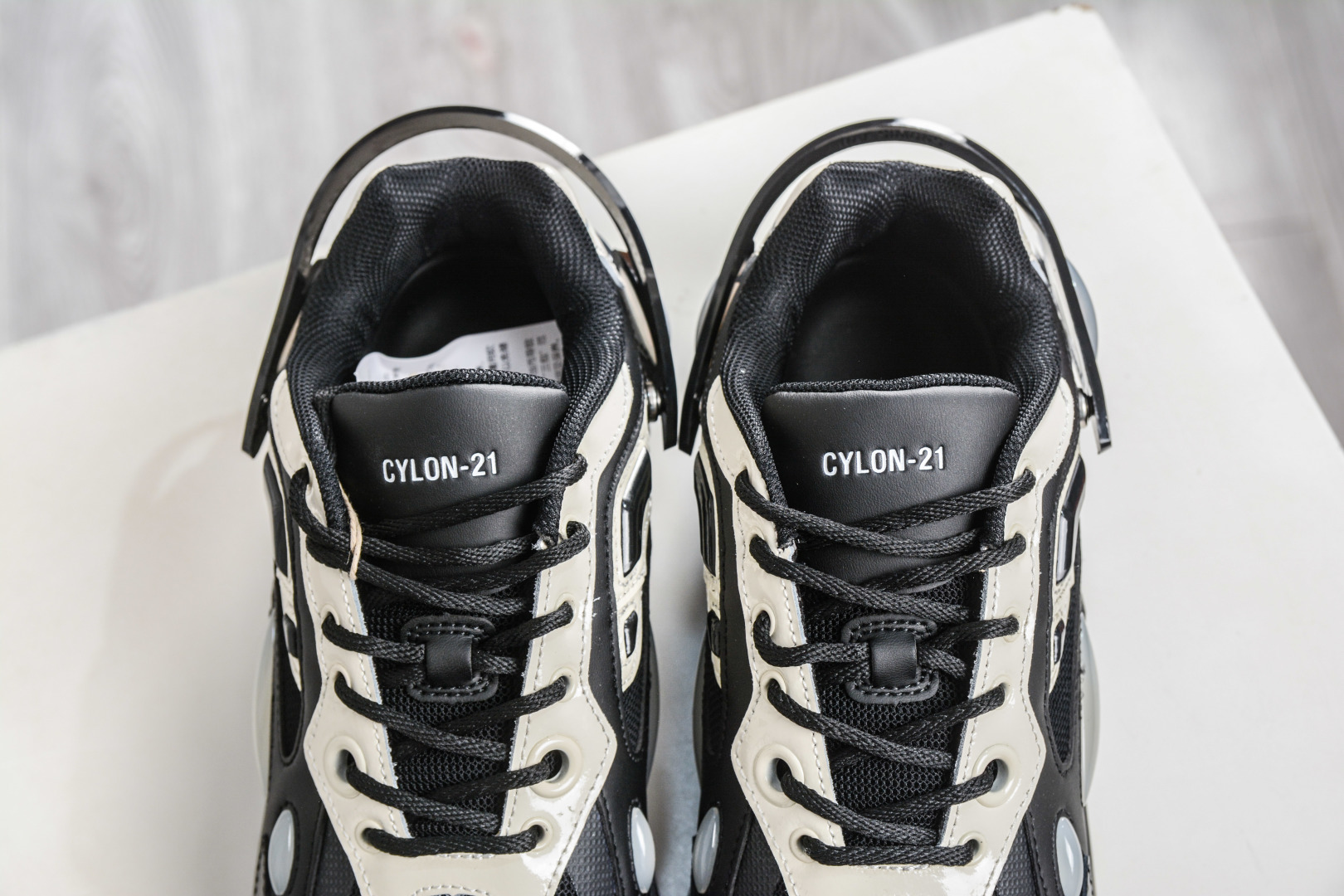 260 RAF SIMONS Cylon-21 ”水泡” 先锋潮流 复古低帮休闲鞋 圆头系带 低帮休闲鞋采用光滑皮革 HR740010L-330-Chinese UA Cheap High Quatity Brand Clothes Bags handbags Sneakers wholesale wholesaler seller from China Factory suppliers Fashion Clothing Shoes best Quality Beautiful Price 260 RAF SIMONS Cylon-21 ”水泡” 先锋潮流 复古低帮休闲鞋 圆头系带 低帮休闲鞋采用光滑皮革 HR740010L-330