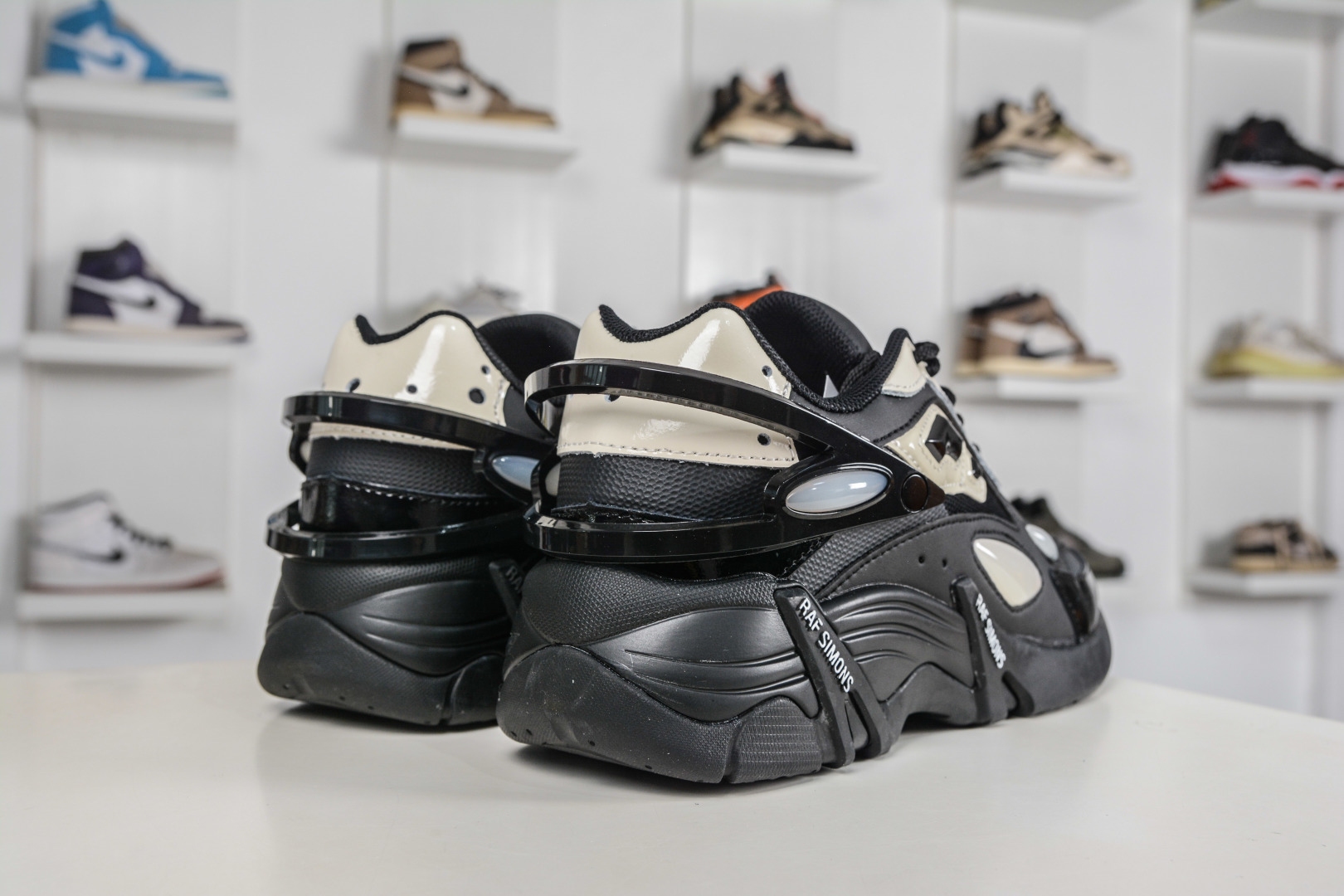 260 RAF SIMONS Cylon-21 ”水泡” 先锋潮流 复古低帮休闲鞋 圆头系带 低帮休闲鞋采用光滑皮革 HR740010L-330-Chinese UA Cheap High Quatity Brand Clothes Bags handbags Sneakers wholesale wholesaler seller from China Factory suppliers Fashion Clothing Shoes best Quality Beautiful Price 260 RAF SIMONS Cylon-21 ”水泡” 先锋潮流 复古低帮休闲鞋 圆头系带 低帮休闲鞋采用光滑皮革 HR740010L-330