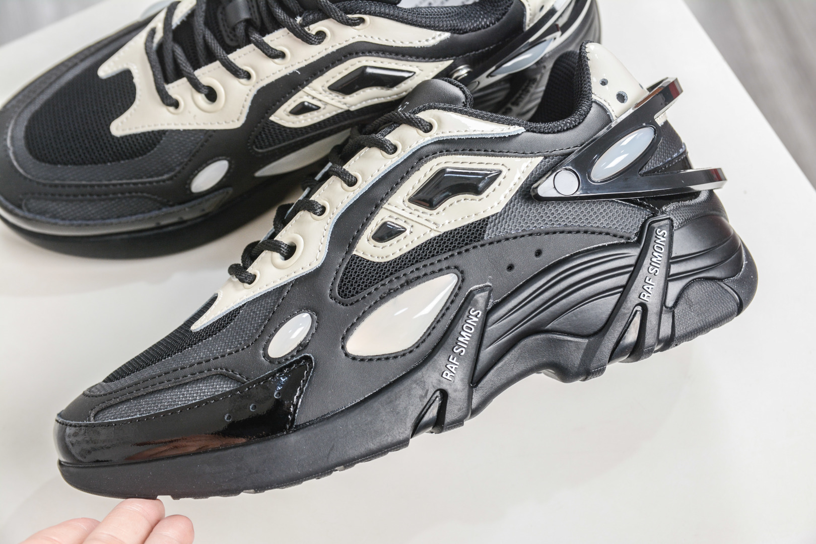 260 RAF SIMONS Cylon-21 ”水泡” 先锋潮流 复古低帮休闲鞋 圆头系带 低帮休闲鞋采用光滑皮革 HR740010L-330-Chinese UA Cheap High Quatity Brand Clothes Bags handbags Sneakers wholesale wholesaler seller from China Factory suppliers Fashion Clothing Shoes best Quality Beautiful Price 260 RAF SIMONS Cylon-21 ”水泡” 先锋潮流 复古低帮休闲鞋 圆头系带 低帮休闲鞋采用光滑皮革 HR740010L-330
