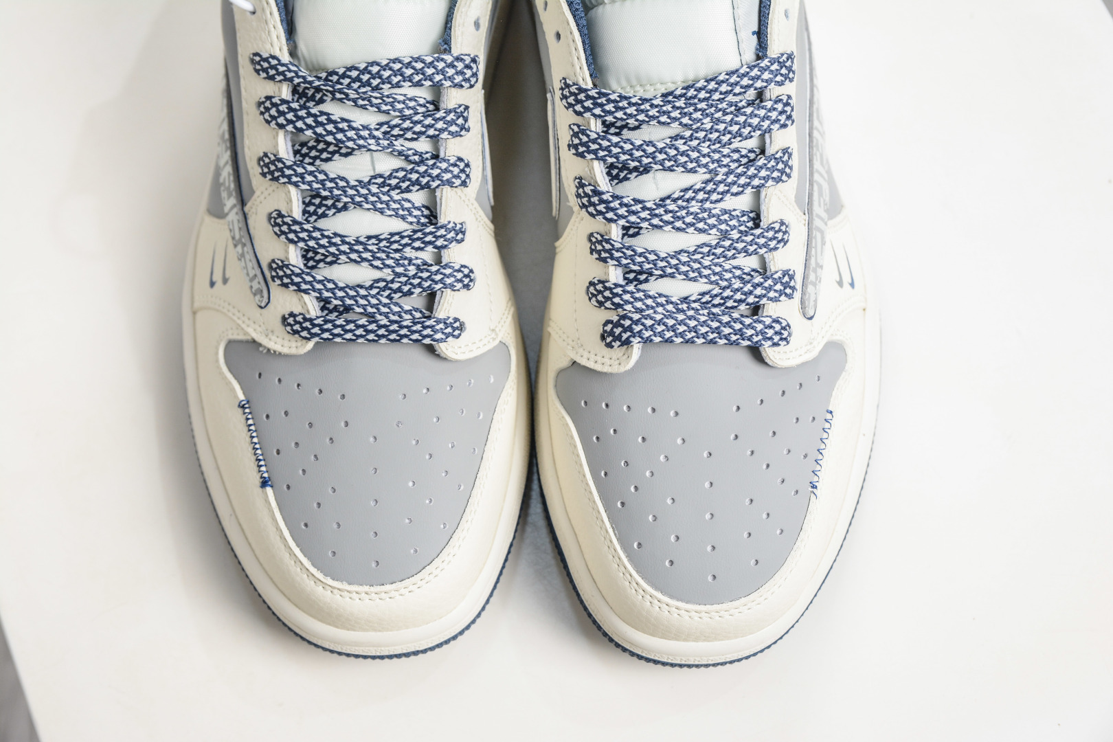 270 TS x Air Jordan x Fendi AJ1 Low 倒钩低帮芬迪联名-米白浅灰 LD2028-068-Chinese UA Cheap High Quatity Brand Clothes Bags handbags Sneakers wholesale wholesaler seller from China Factory suppliers Fashion Clothing Shoes best Quality Beautiful Price 270 TS x Air Jordan x Fendi AJ1 Low 倒钩低帮芬迪联名-米白浅灰 LD2028-068