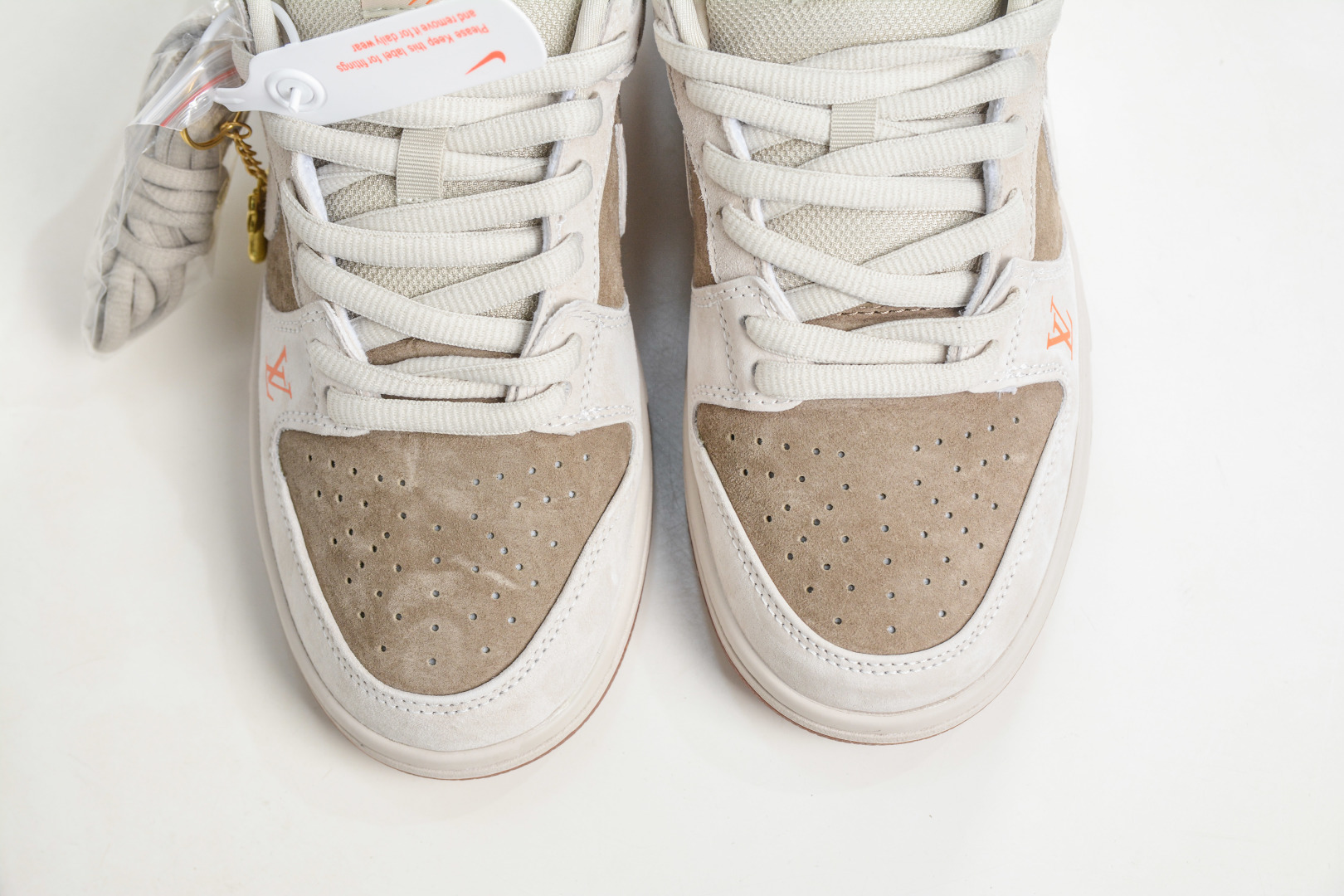Nike SB Dunk Low x Louis Vuitton LV马年限定联名-米灰褐橙 AJ6817-001-Chinese wholesaler seller Clothes Bags handbags wholesale Shoes High Quatity wholesaler seller Cheap Sneakers from China Factory Chinese suppliers china wholesale clothing wholesaler seller Nike SB Dunk Low x Louis Vuitton LV马年限定联名-米灰褐橙 AJ6817-001