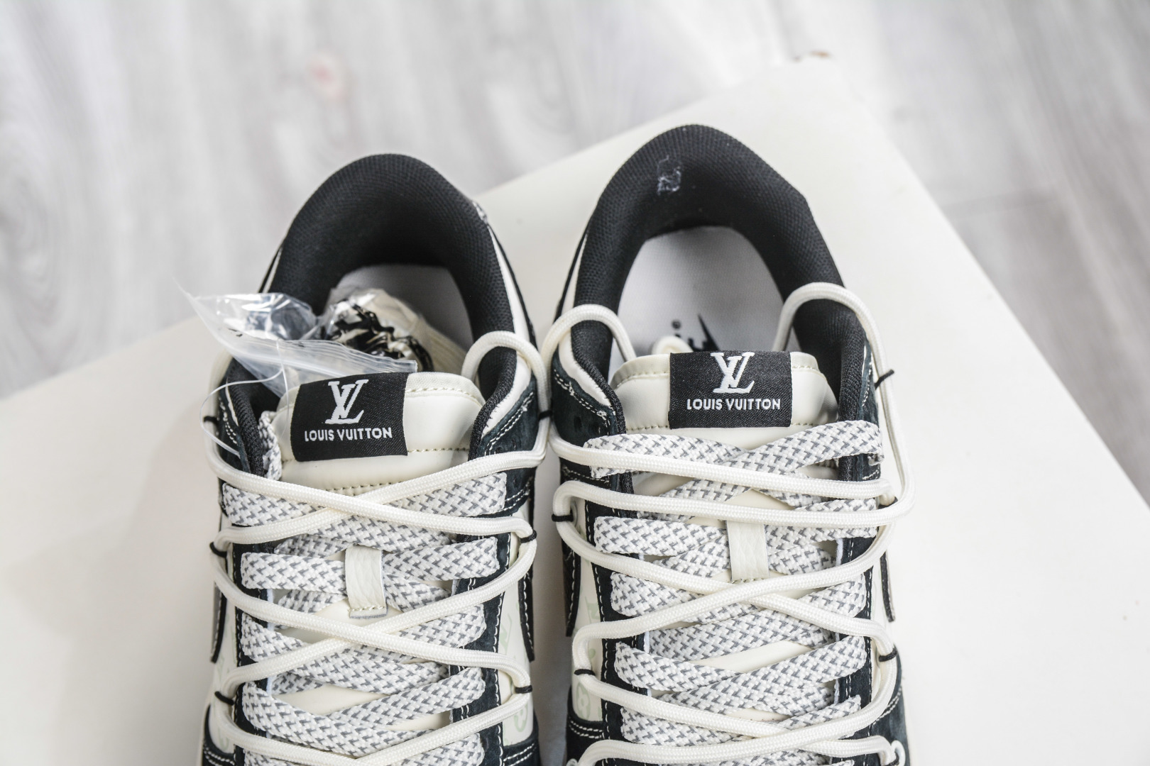 290 Nike SB Dunk Low x Louis Vuitton LV联名-白黑贴布绑带 YX5066-396-Chinese UA Cheap High Quatity Brand Clothes Bags handbags Sneakers wholesale wholesaler seller from China Factory suppliers Fashion Clothing Shoes best Quality Beautiful Price 290 Nike SB Dunk Low x Louis Vuitton LV联名-白黑贴布绑带 YX5066-396
