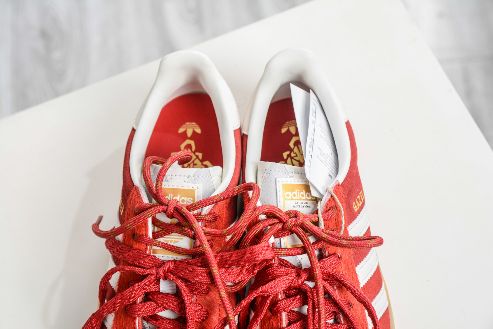 Adidas originals GAZELLE CNY新年款 马年限定 经典运动 德训鞋 女款 红色羚羊松糕系列复古百搭厚底增高低帮休闲运动板鞋 KJ4293