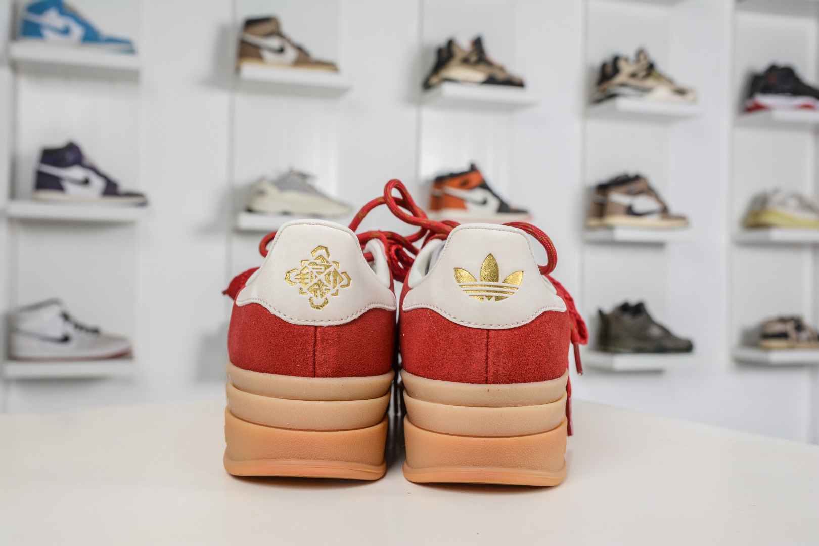 Adidas originals GAZELLE CNY新年款 马年限定 经典运动 德训鞋 女款 红色羚羊松糕系列复古百搭厚底增高低帮休闲运动板鞋 KJ4293