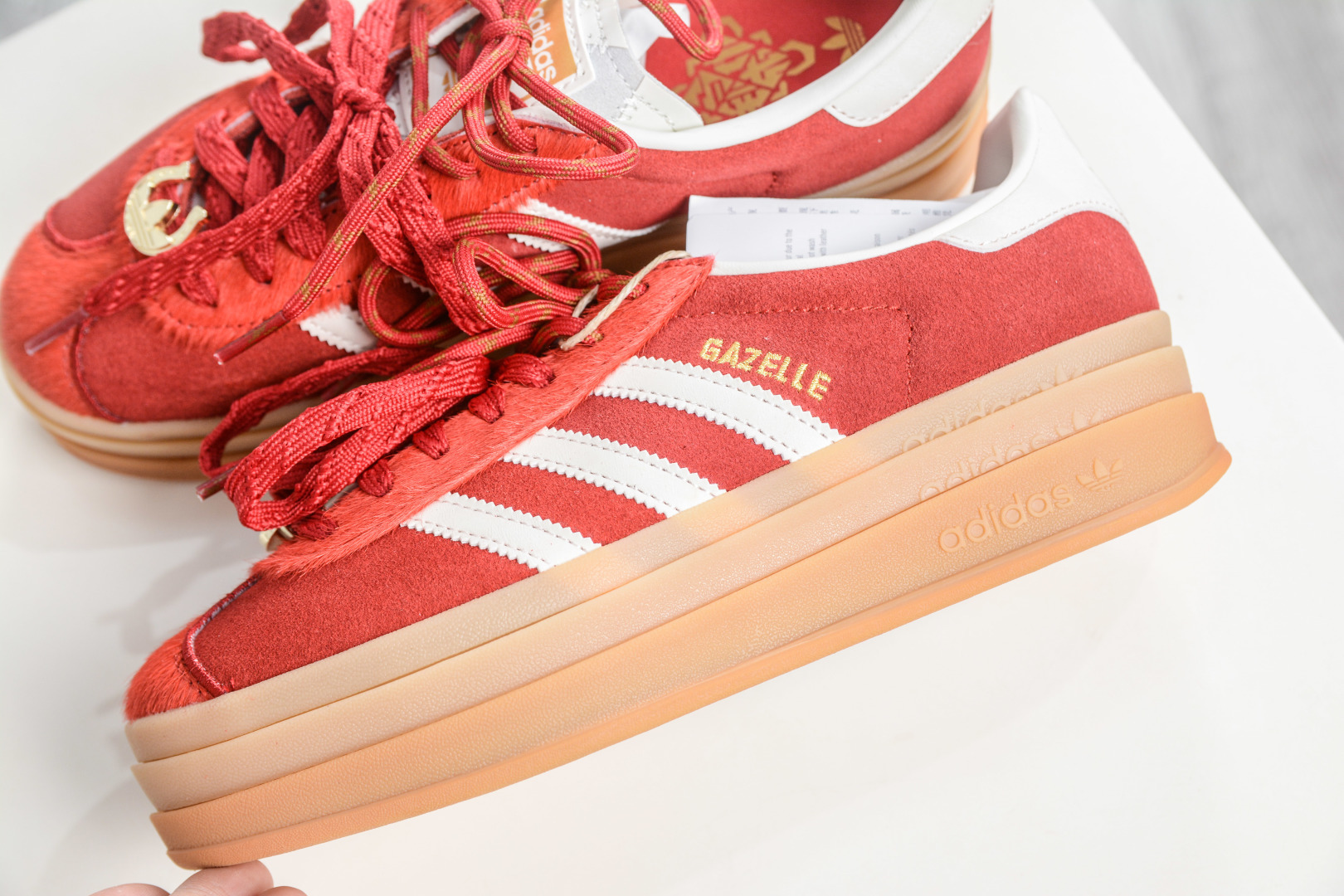 Adidas originals GAZELLE CNY新年款 马年限定 经典运动 德训鞋 女款 红色羚羊松糕系列复古百搭厚底增高低帮休闲运动板鞋 KJ4293
