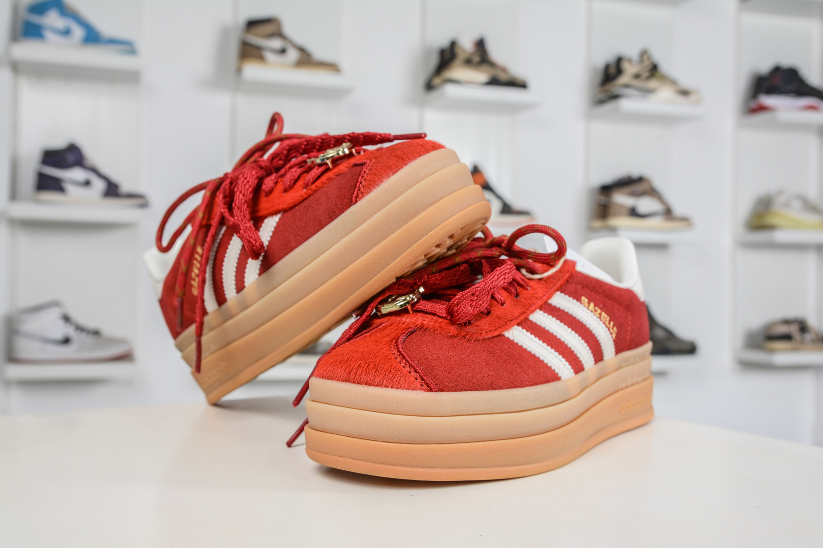 Adidas originals GAZELLE CNY新年款 马年限定 经典运动 德训鞋 女款 红色羚羊松糕系列复古百搭厚底增高低帮休闲运动板鞋 KJ4293