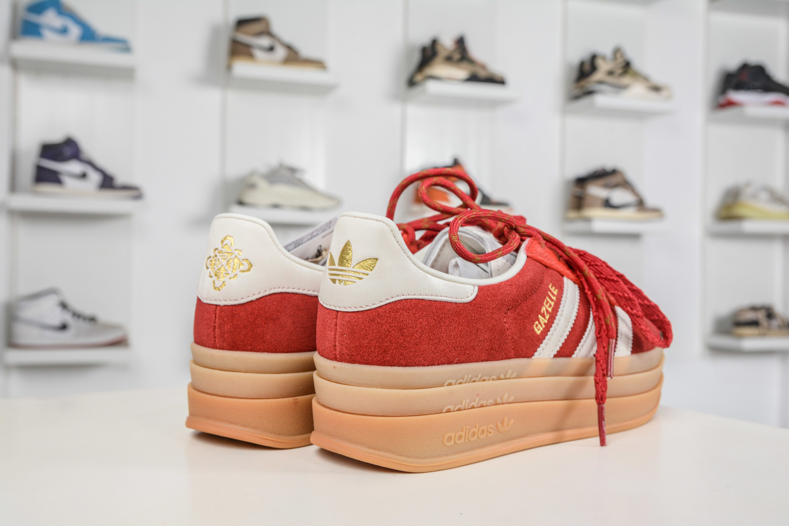 Adidas originals GAZELLE CNY新年款 马年限定 经典运动 德训鞋 女款 红色羚羊松糕系列复古百搭厚底增高低帮休闲运动板鞋 KJ4293