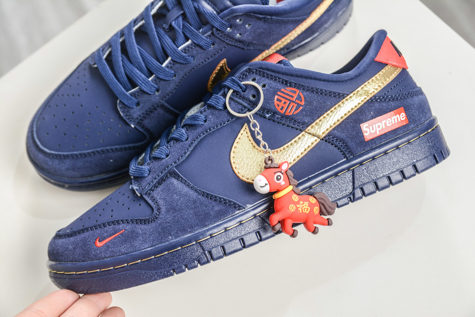 270 Nike SB Dunk Low x Superme SUP马年限定联名-藏蓝鎏金 NH0601-486