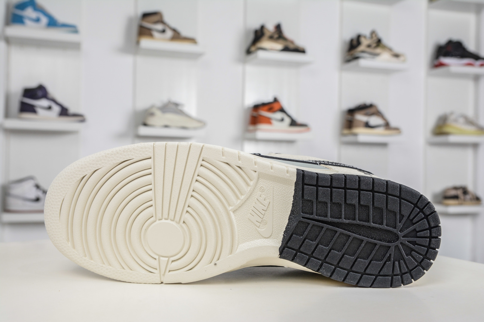 Nike SB Dunk Low x BE@RBRICK 暴力熊联名-灰白黑 TX1688-017