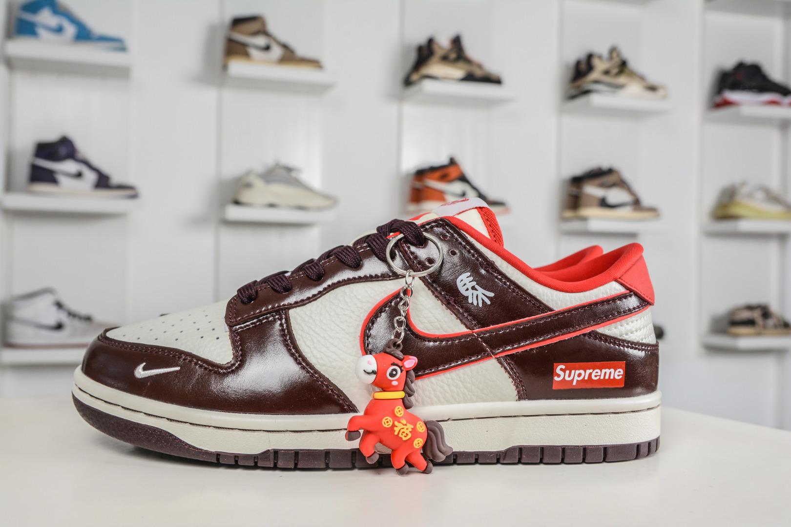270 Nike SB Dunk Low x Superme SUP马年限定联名-鸿运米棕 NH0601-480-Chinese UA Cheap High Quatity Brand Clothes Bags handbags Sneakers wholesale wholesaler seller from China Factory suppliers Fashion Clothing Shoes best Quality Beautiful Price 270 Nike SB Dunk Low x Superme SUP马年限定联名-鸿运米棕 NH0601-480