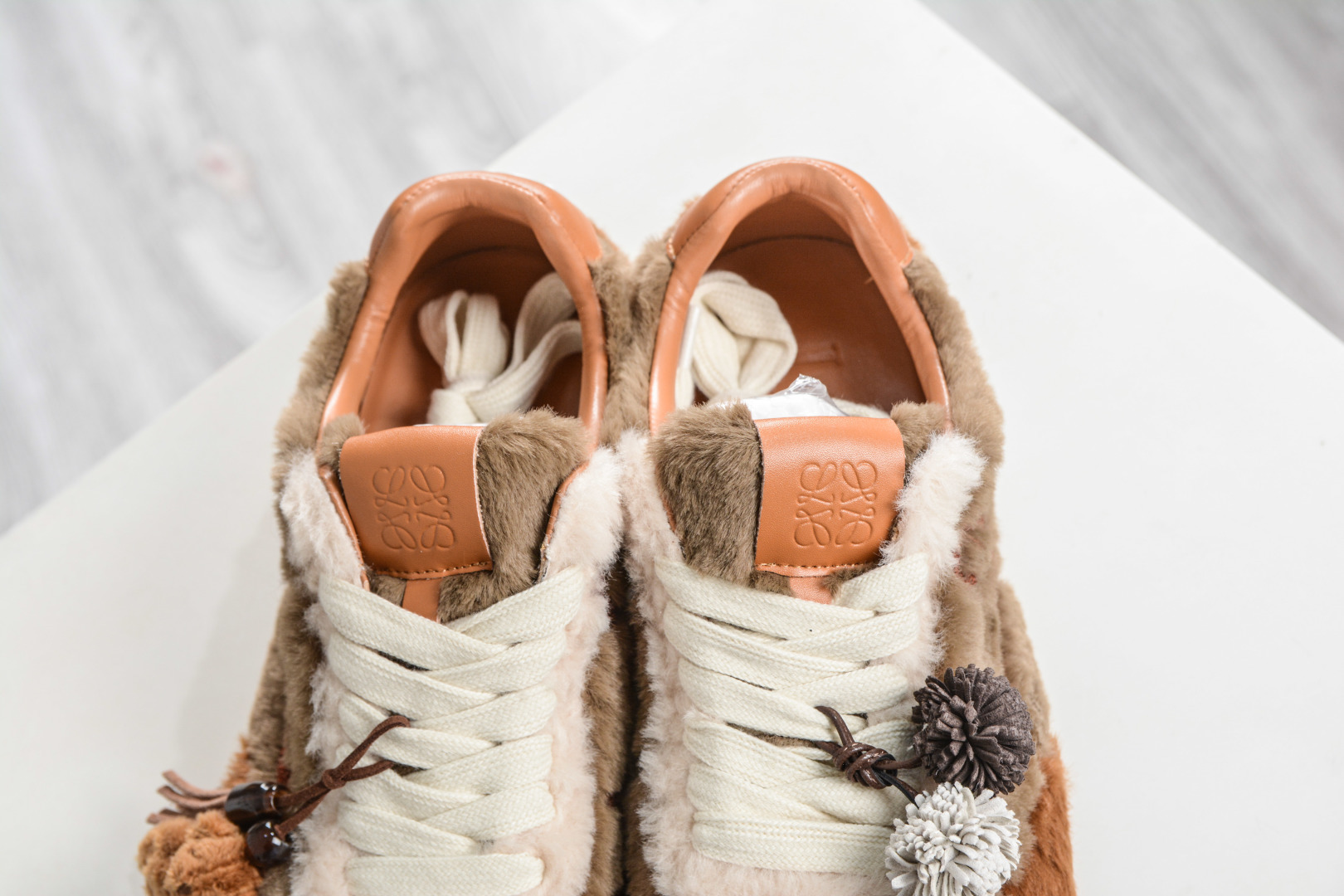 Loewe罗意威 Ballet Runner 2.0 毛绒灰色 复古薄底芭蕾舞风百搭运动休闲鞋