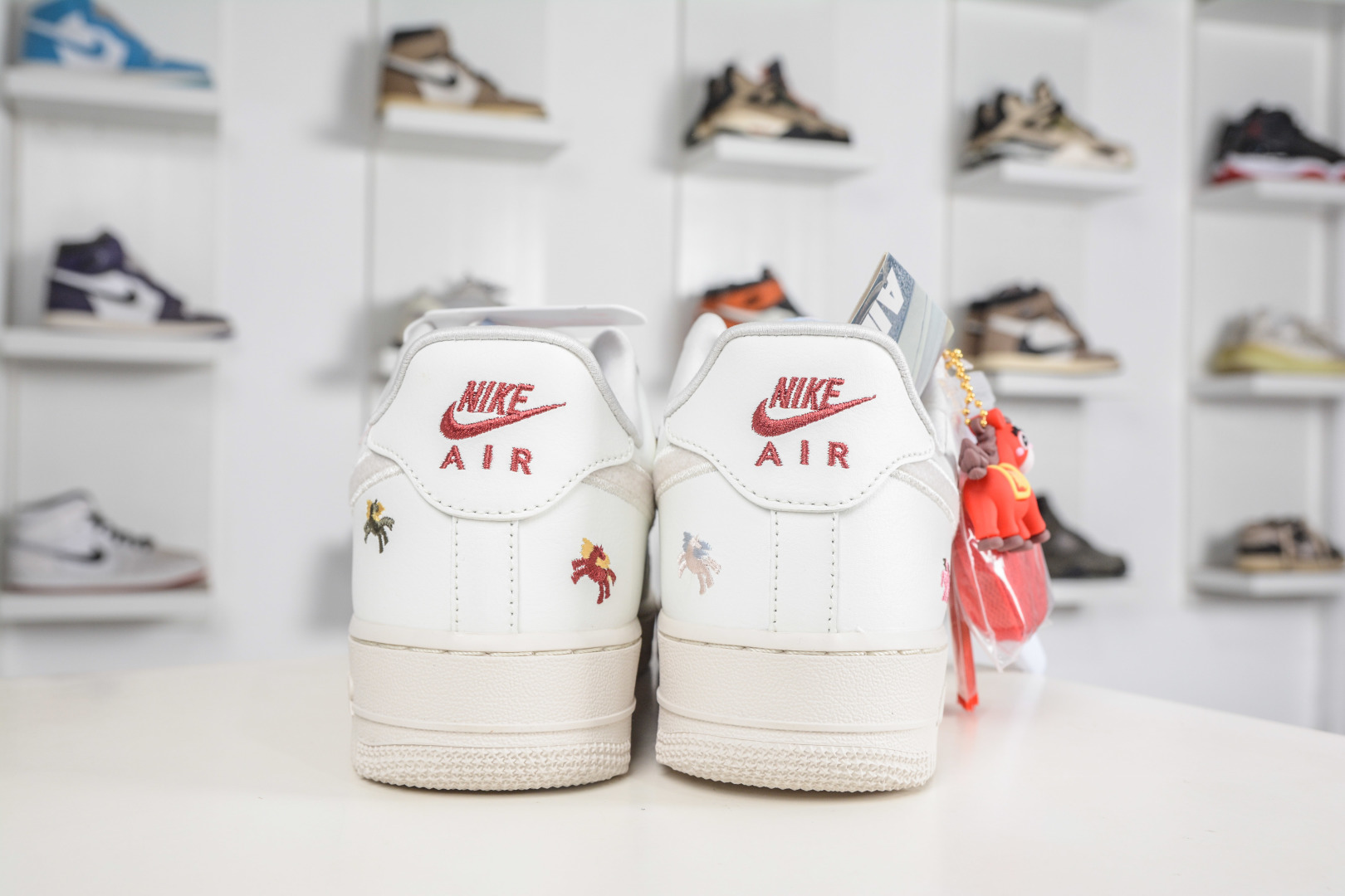200 HY版Nike Air Force 1'07 Low 马年限定 CNY 脱缰刺绣小马 空军一号系列经典低帮百搭休闲运动板鞋 IQ1143-100-Chinese UA Cheap High Quatity Brand Clothes Bags handbags Sneakers wholesale wholesaler seller from China Factory suppliers Fashion Clothing Shoes best Quality Beautiful Price 200 HY版Nike Air Force 1'07 Low 马年限定 CNY 脱缰刺绣小马 空军一号系列经典低帮百搭休闲运动板鞋 IQ1143-100