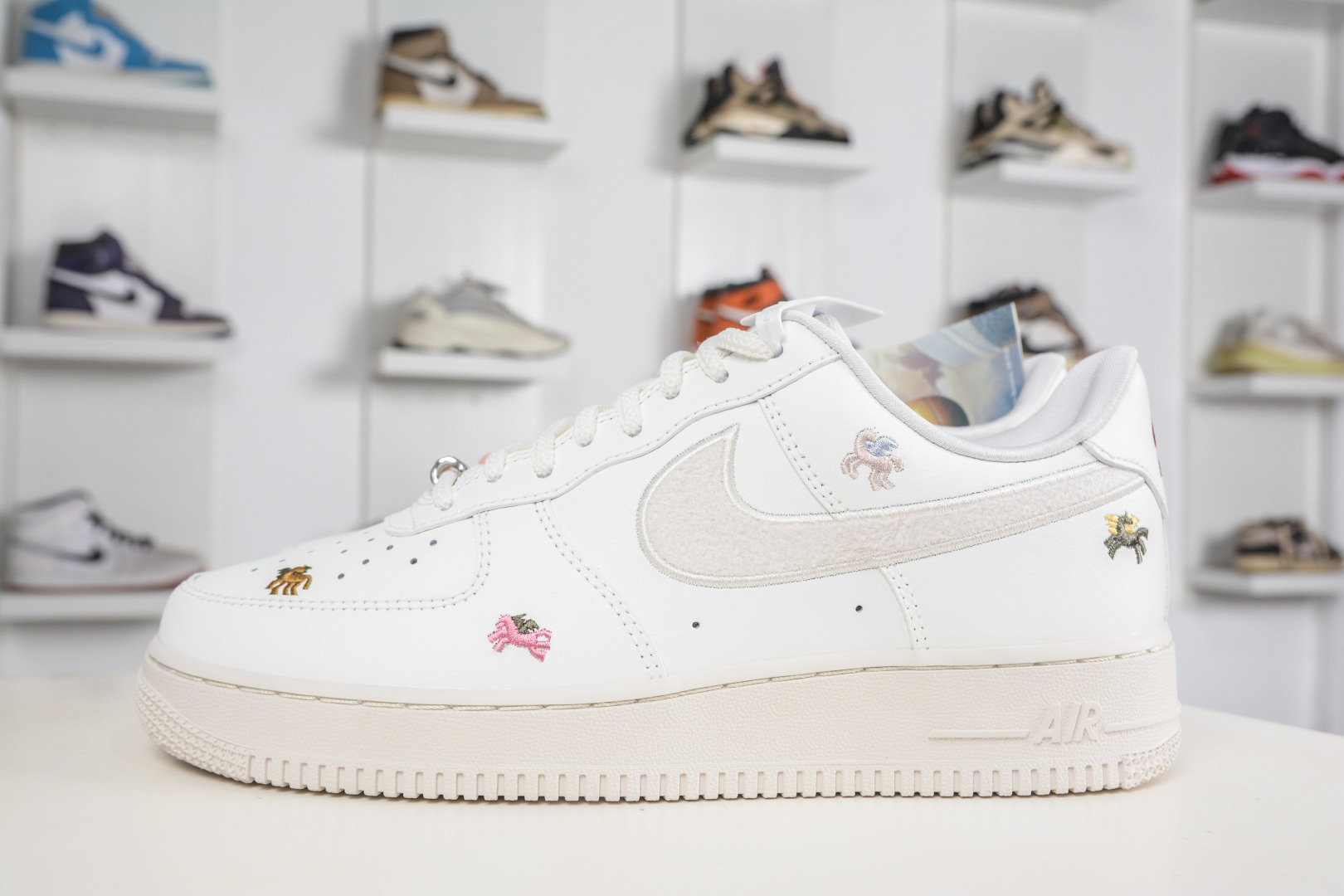 200 HY版Nike Air Force 1'07 Low 马年限定 CNY 脱缰刺绣小马 空军一号系列经典低帮百搭休闲运动板鞋 IQ1143-100-Chinese UA Cheap High Quatity Brand Clothes Bags handbags Sneakers wholesale wholesaler seller from China Factory suppliers Fashion Clothing Shoes best Quality Beautiful Price 200 HY版Nike Air Force 1'07 Low 马年限定 CNY 脱缰刺绣小马 空军一号系列经典低帮百搭休闲运动板鞋 IQ1143-100