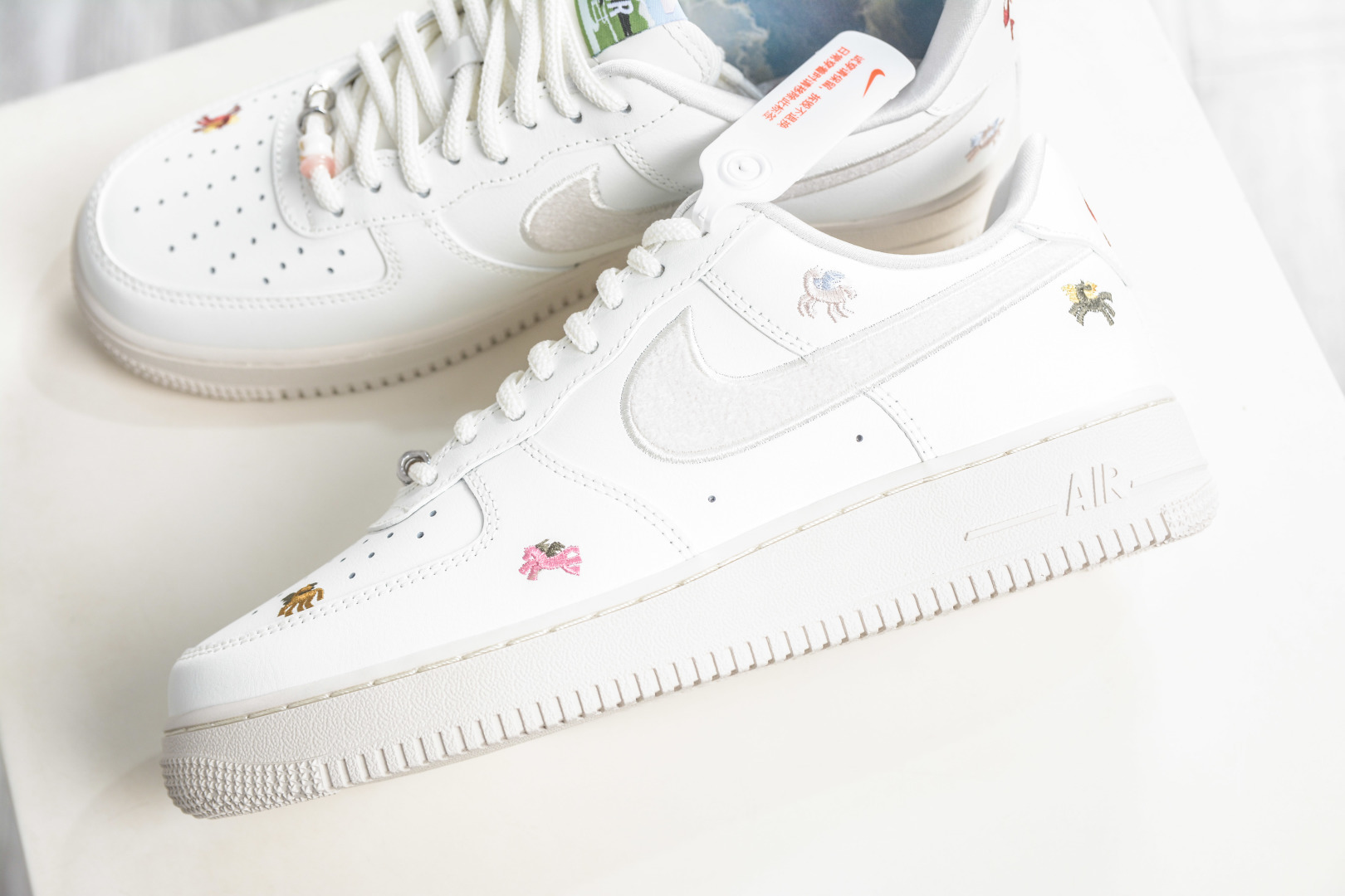 200 HY版Nike Air Force 1'07 Low 马年限定 CNY 脱缰刺绣小马 空军一号系列经典低帮百搭休闲运动板鞋 IQ1143-100-Chinese UA Cheap High Quatity Brand Clothes Bags handbags Sneakers wholesale wholesaler seller from China Factory suppliers Fashion Clothing Shoes best Quality Beautiful Price 200 HY版Nike Air Force 1'07 Low 马年限定 CNY 脱缰刺绣小马 空军一号系列经典低帮百搭休闲运动板鞋 IQ1143-100