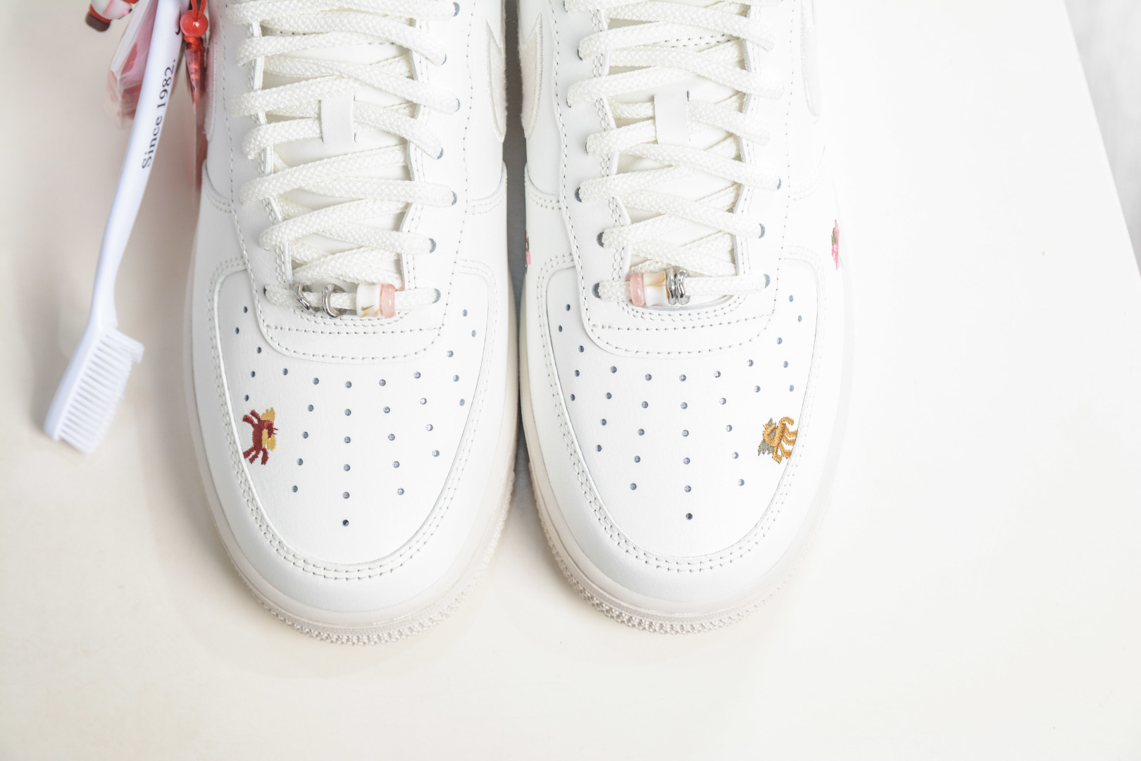 200 HY版Nike Air Force 1'07 Low 马年限定 CNY 脱缰刺绣小马 空军一号系列经典低帮百搭休闲运动板鞋 IQ1143-100-Chinese UA Cheap High Quatity Brand Clothes Bags handbags Sneakers wholesale wholesaler seller from China Factory suppliers Fashion Clothing Shoes best Quality Beautiful Price 200 HY版Nike Air Force 1'07 Low 马年限定 CNY 脱缰刺绣小马 空军一号系列经典低帮百搭休闲运动板鞋 IQ1143-100