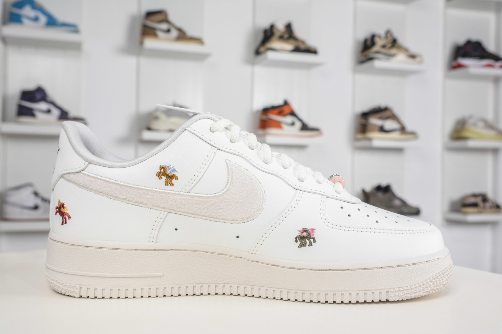 200 HY版Nike Air Force 1'07 Low 马年限定 CNY 脱缰刺绣小马 空军一号系列经典低帮百搭休闲运动板鞋 IQ1143-100-Chinese UA Cheap High Quatity Brand Clothes Bags handbags Sneakers wholesale wholesaler seller from China Factory suppliers Fashion Clothing Shoes best Quality Beautiful Price 200 HY版Nike Air Force 1'07 Low 马年限定 CNY 脱缰刺绣小马 空军一号系列经典低帮百搭休闲运动板鞋 IQ1143-100