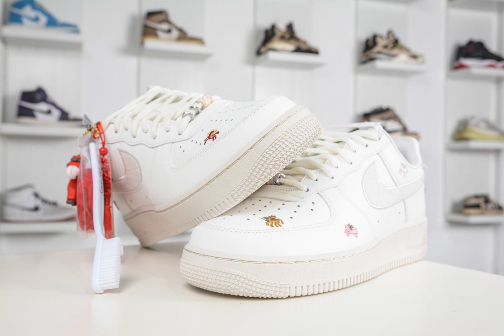 200 HY版Nike Air Force 1'07 Low 马年限定 CNY 脱缰刺绣小马 空军一号系列经典低帮百搭休闲运动板鞋 IQ1143-100-Chinese UA Cheap High Quatity Brand Clothes Bags handbags Sneakers wholesale wholesaler seller from China Factory suppliers Fashion Clothing Shoes best Quality Beautiful Price 200 HY版Nike Air Force 1'07 Low 马年限定 CNY 脱缰刺绣小马 空军一号系列经典低帮百搭休闲运动板鞋 IQ1143-100