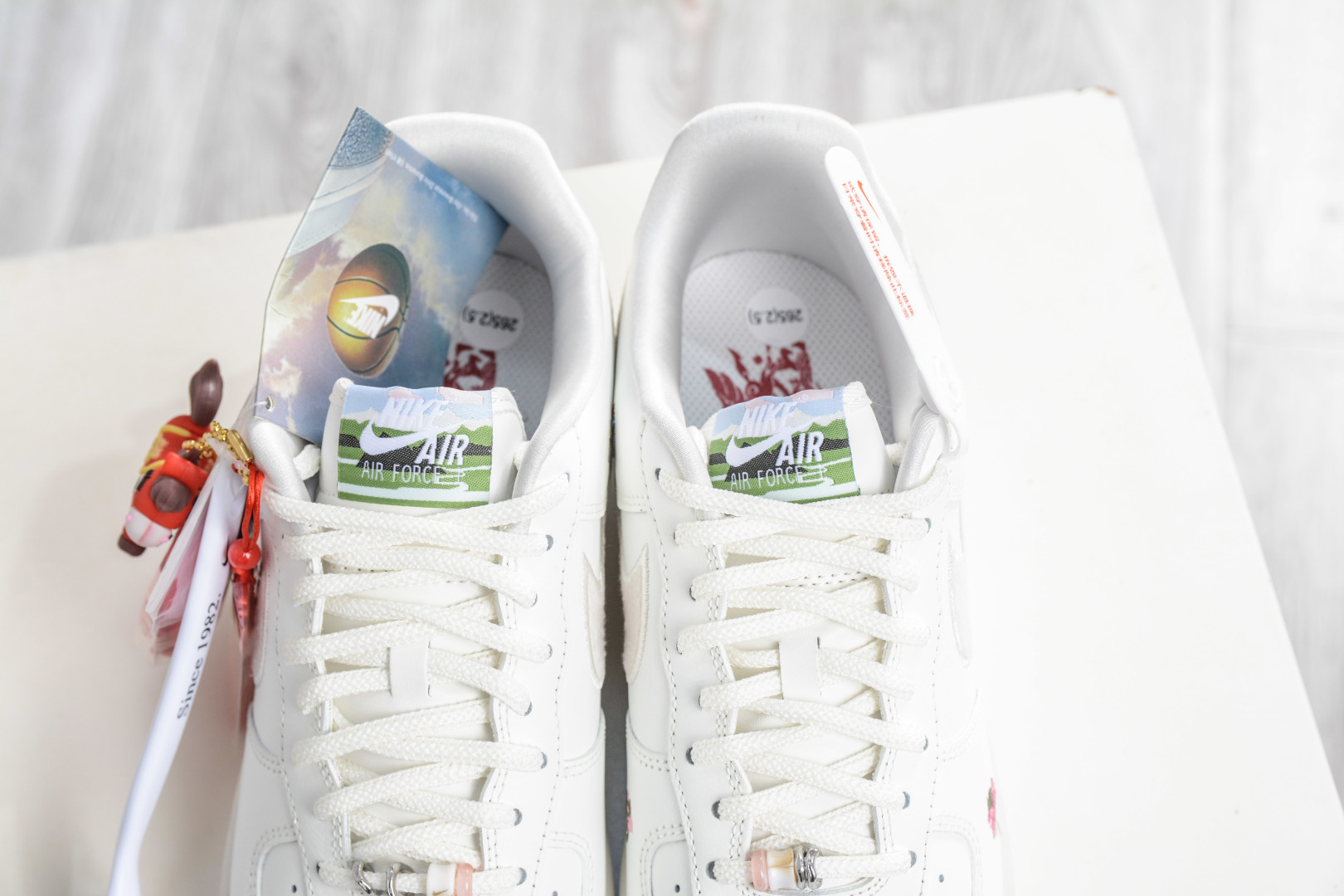 200 HY版Nike Air Force 1'07 Low 马年限定 CNY 脱缰刺绣小马 空军一号系列经典低帮百搭休闲运动板鞋 IQ1143-100-Chinese UA Cheap High Quatity Brand Clothes Bags handbags Sneakers wholesale wholesaler seller from China Factory suppliers Fashion Clothing Shoes best Quality Beautiful Price 200 HY版Nike Air Force 1'07 Low 马年限定 CNY 脱缰刺绣小马 空军一号系列经典低帮百搭休闲运动板鞋 IQ1143-100