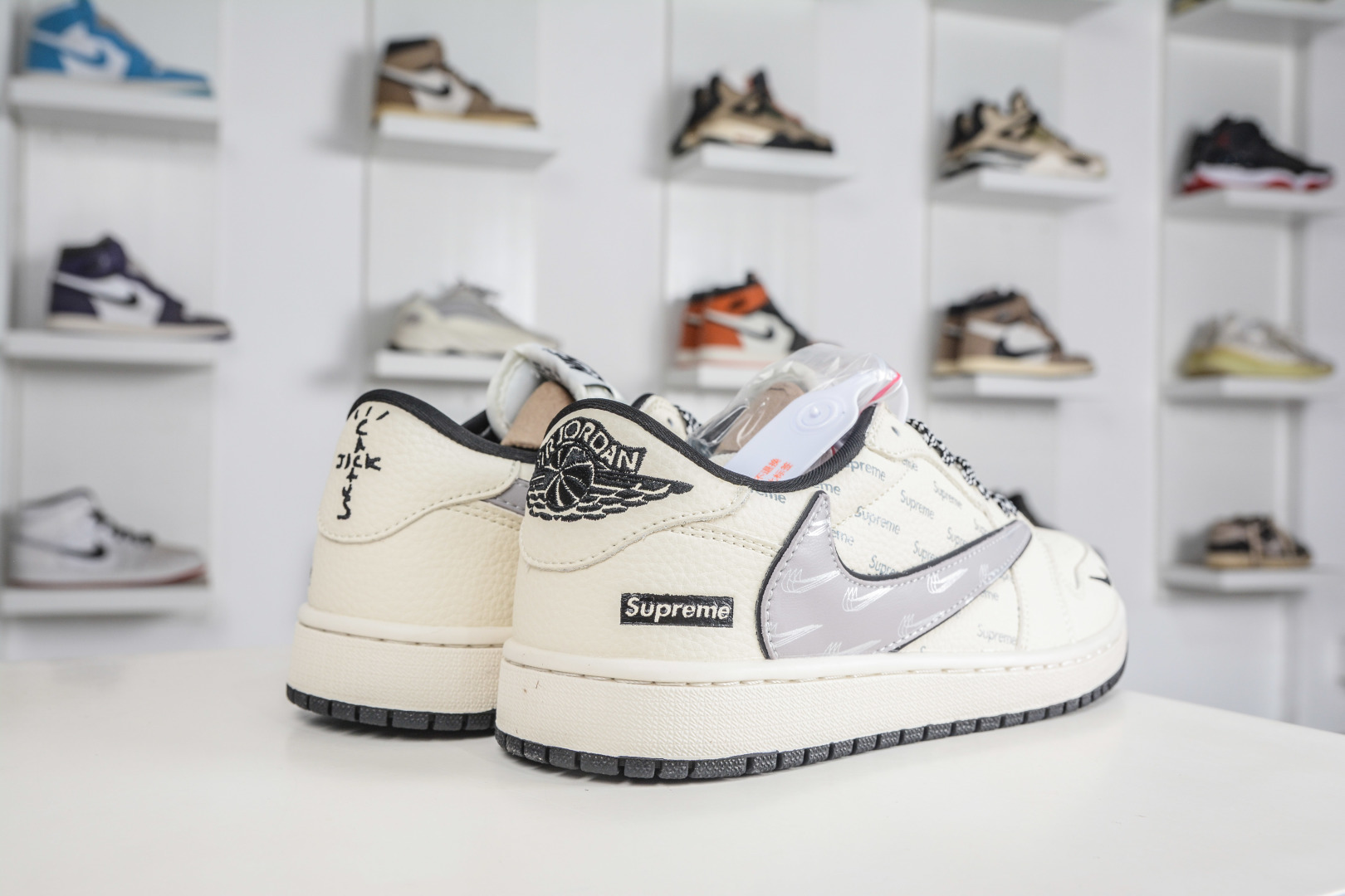 270 Supreme x Travis Scott x Air Jordan 1 Low乔丹1代低帮倒钩Sup联名-米白色 LD2028-063