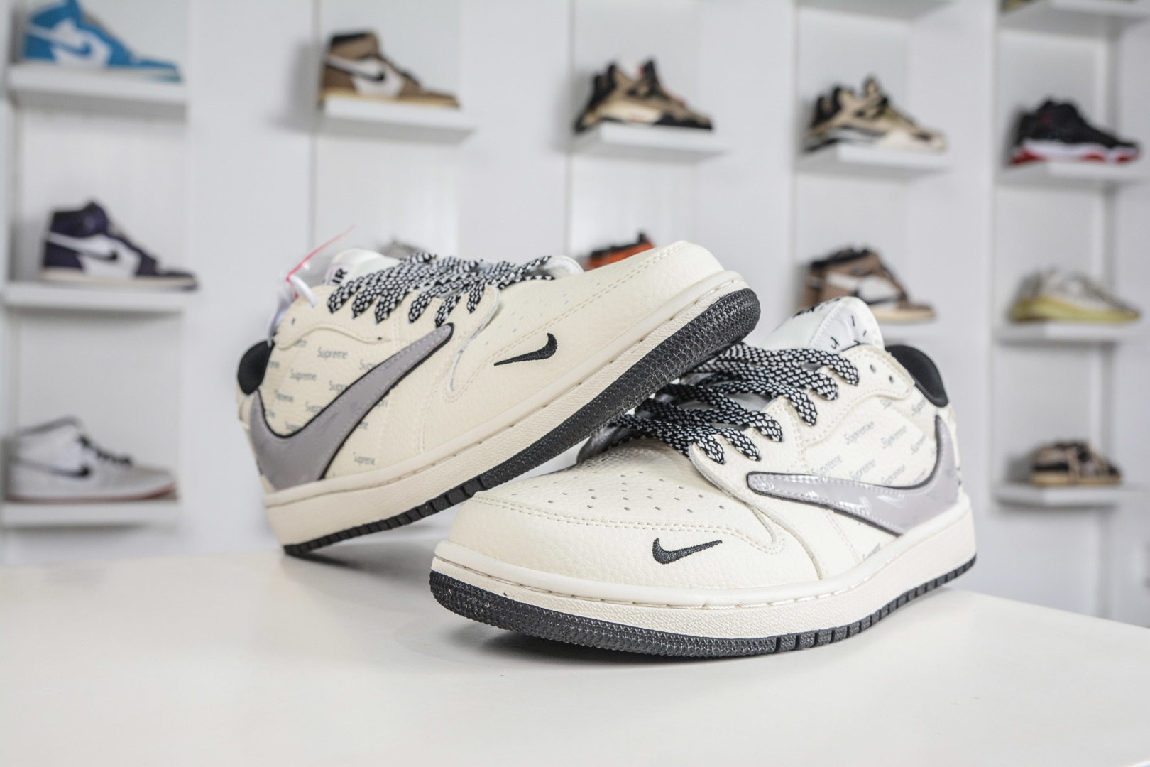 270 Supreme x Travis Scott x Air Jordan 1 Low乔丹1代低帮倒钩Sup联名-米白色 LD2028-063