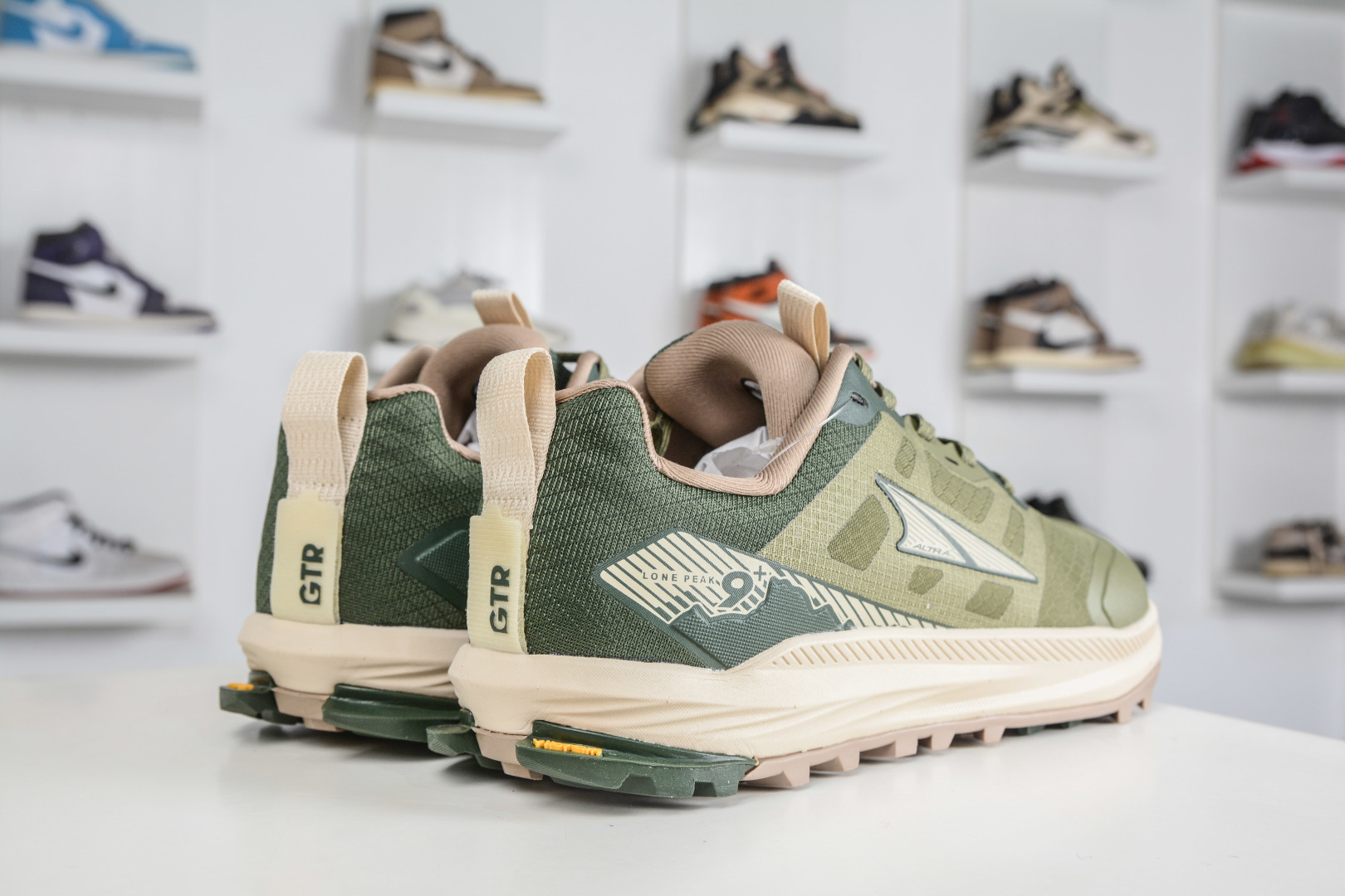 210 Altra Altra Lone Peak 9 奥创奥林匹斯9代 绿色 舒适百搭防滑耐磨低帮户外跑步鞋 AL0A85RG330-Chinese UA Cheap High Quatity Brand Clothes Bags handbags Sneakers wholesale wholesaler seller from China Factory suppliers Fashion Clothing Shoes best Quality Beautiful Price 210 Altra Altra Lone Peak 9 奥创奥林匹斯9代 绿色 舒适百搭防滑耐磨低帮户外跑步鞋 AL0A85RG330