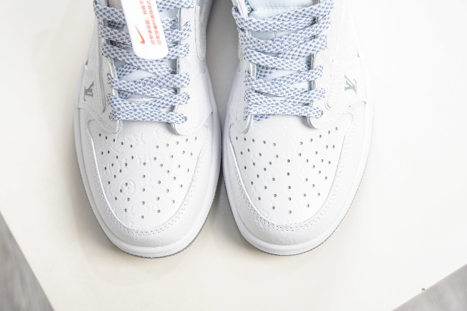 TS x Air Jordan x Louis Vuitton AJ1 Low 倒钩低帮LV联名-纯白满印 LD2028-061-Top High Quatity Cheap Sneakers Fashion Clothing Clothes Bags handbags Shoes of all Brand wholesale With The best Quality And Beautiful Price from China Factory Chinese suppliers wholesaler seller TS x Air Jordan x Louis Vuitton AJ1 Low 倒钩低帮LV联名-纯白满印 LD2028-061