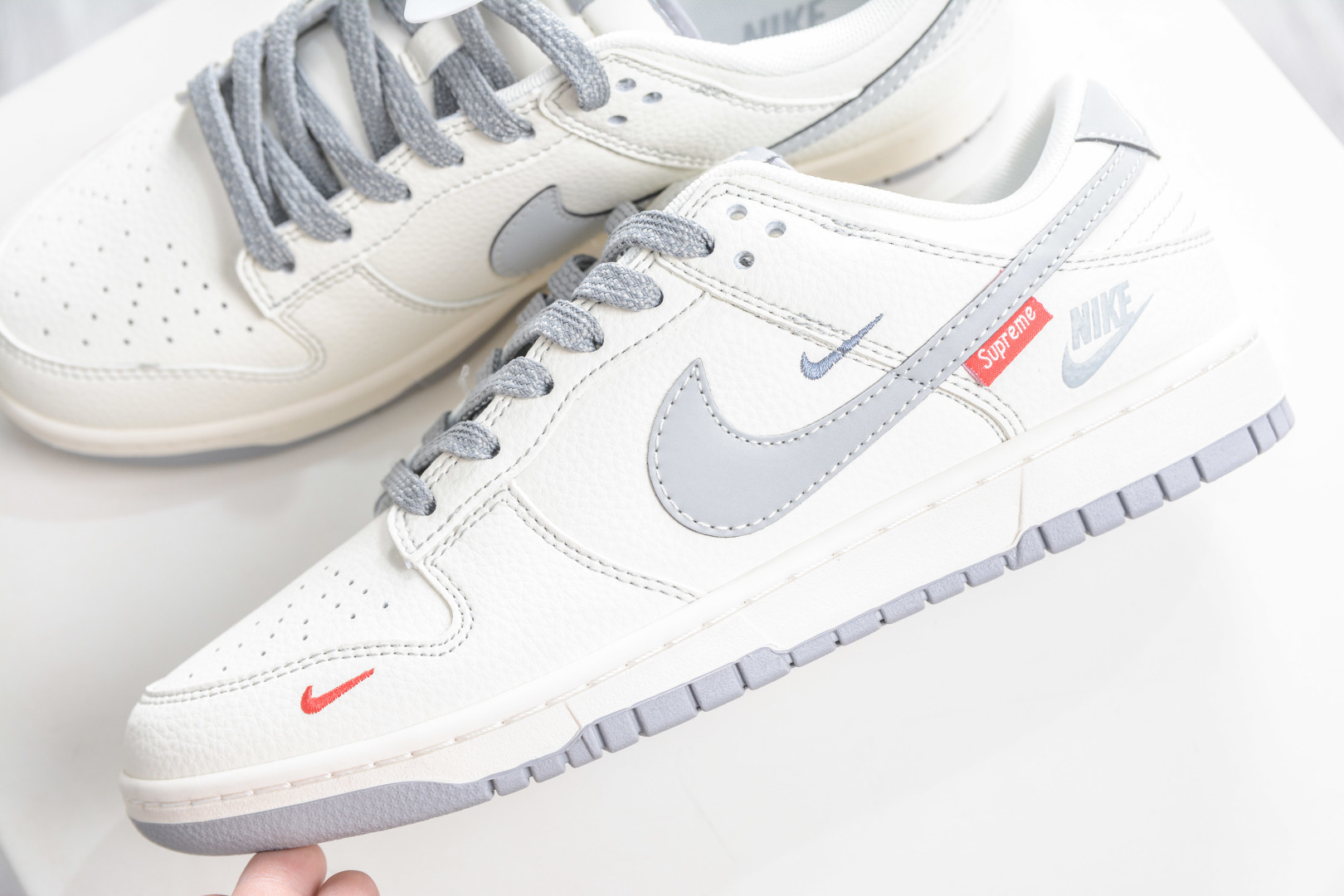 270 Nike SB Dunk Low x Superme SUP联名-白灰 HH7518-084-Chinese UA Cheap High Quatity Brand Clothes Bags handbags Sneakers wholesale wholesaler seller from China Factory suppliers Fashion Clothing Shoes best Quality Beautiful Price 270 Nike SB Dunk Low x Superme SUP联名-白灰 HH7518-084
